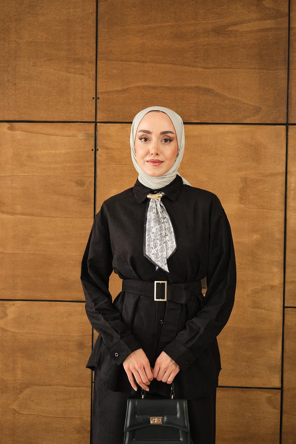 Fularlı Gömlekli Takım Siyah