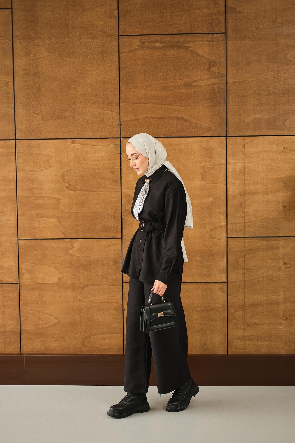 Fularlı Gömlekli Takım Siyah