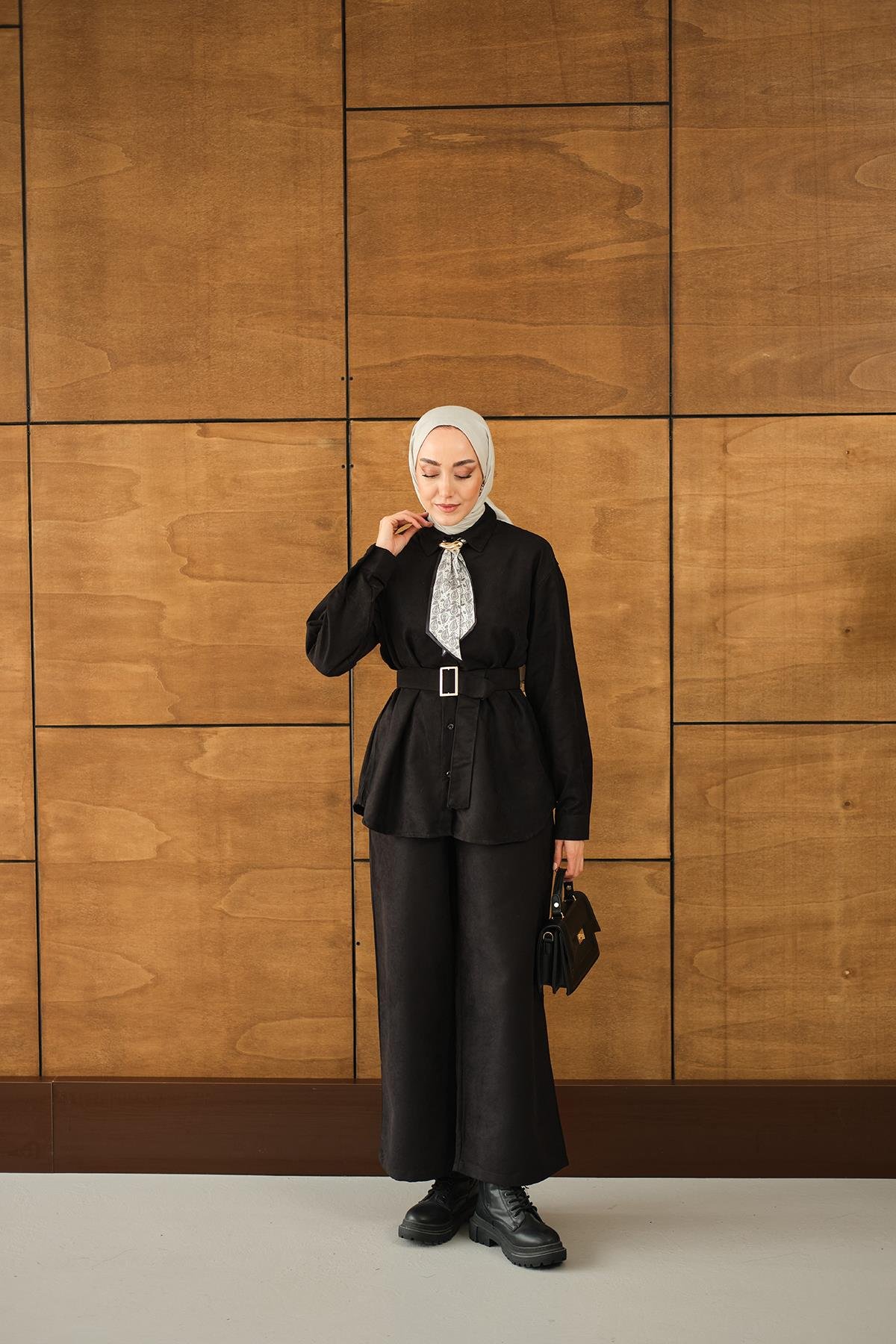 Fularlı Gömlekli Takım Siyah