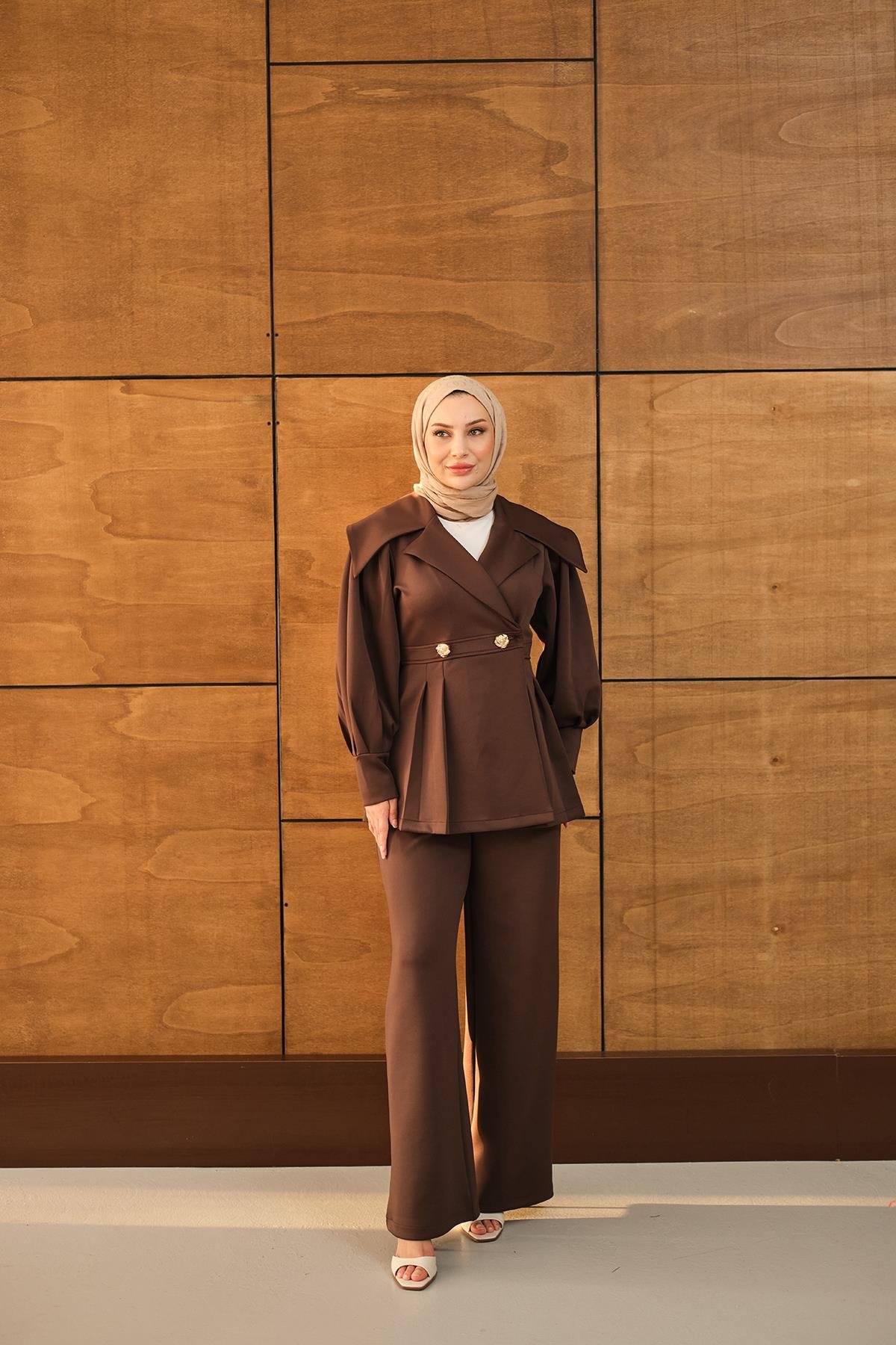 Gold Düğme Detay İkili Takım Kahverengi