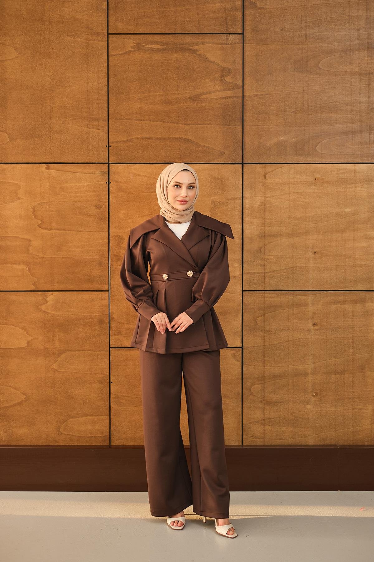 Gold Düğme Detay İkili Takım Kahverengi