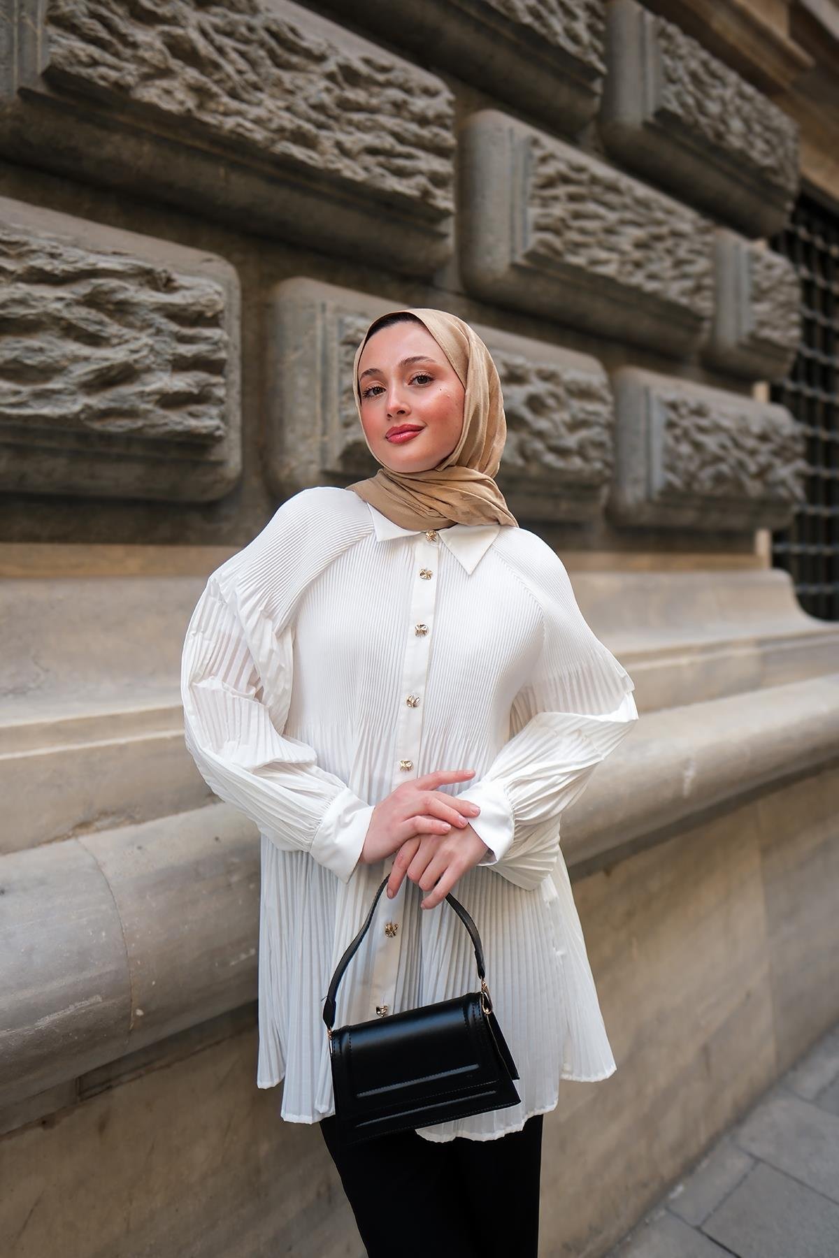 Gold Düğme Ve Piliseli Gömlek Beyaz