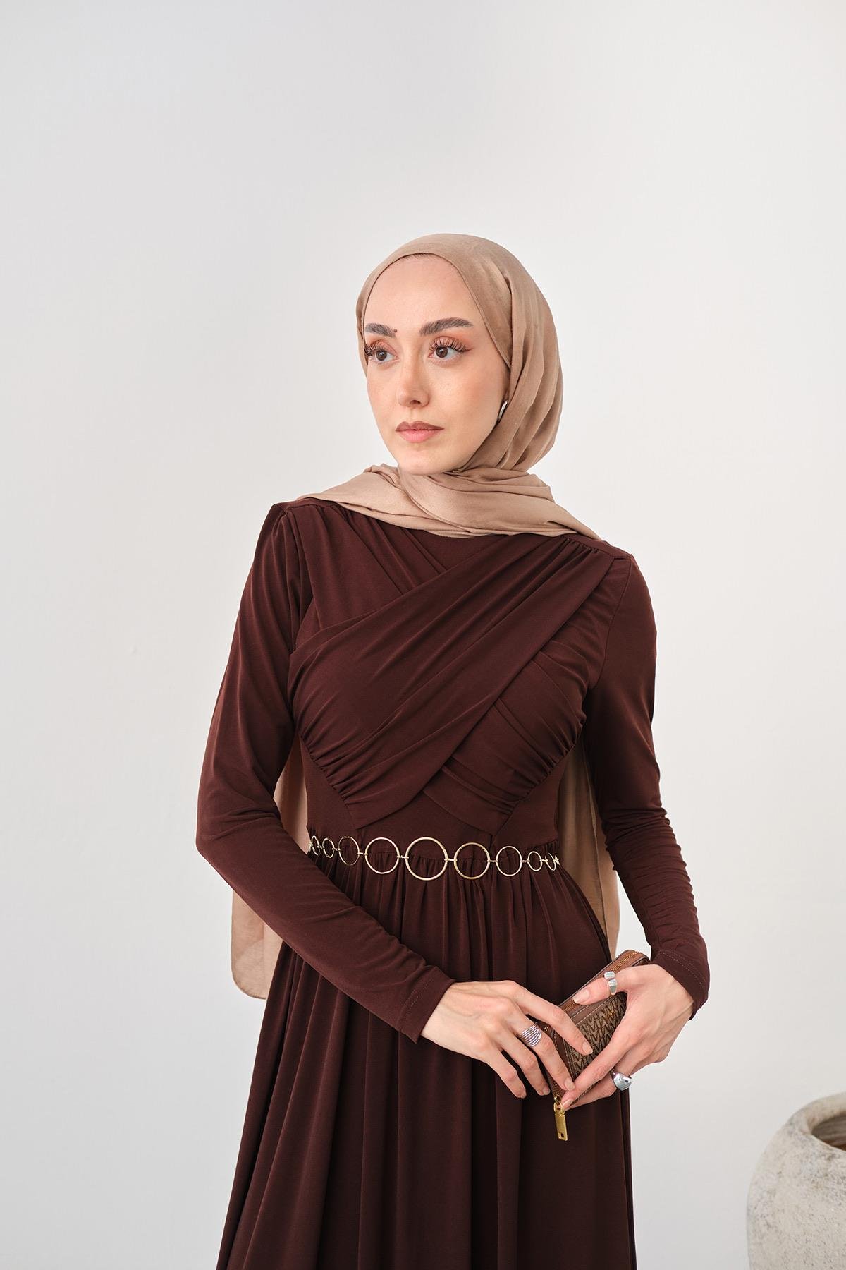 Gold Kemerli Pile Detay Elbise Kahverengi