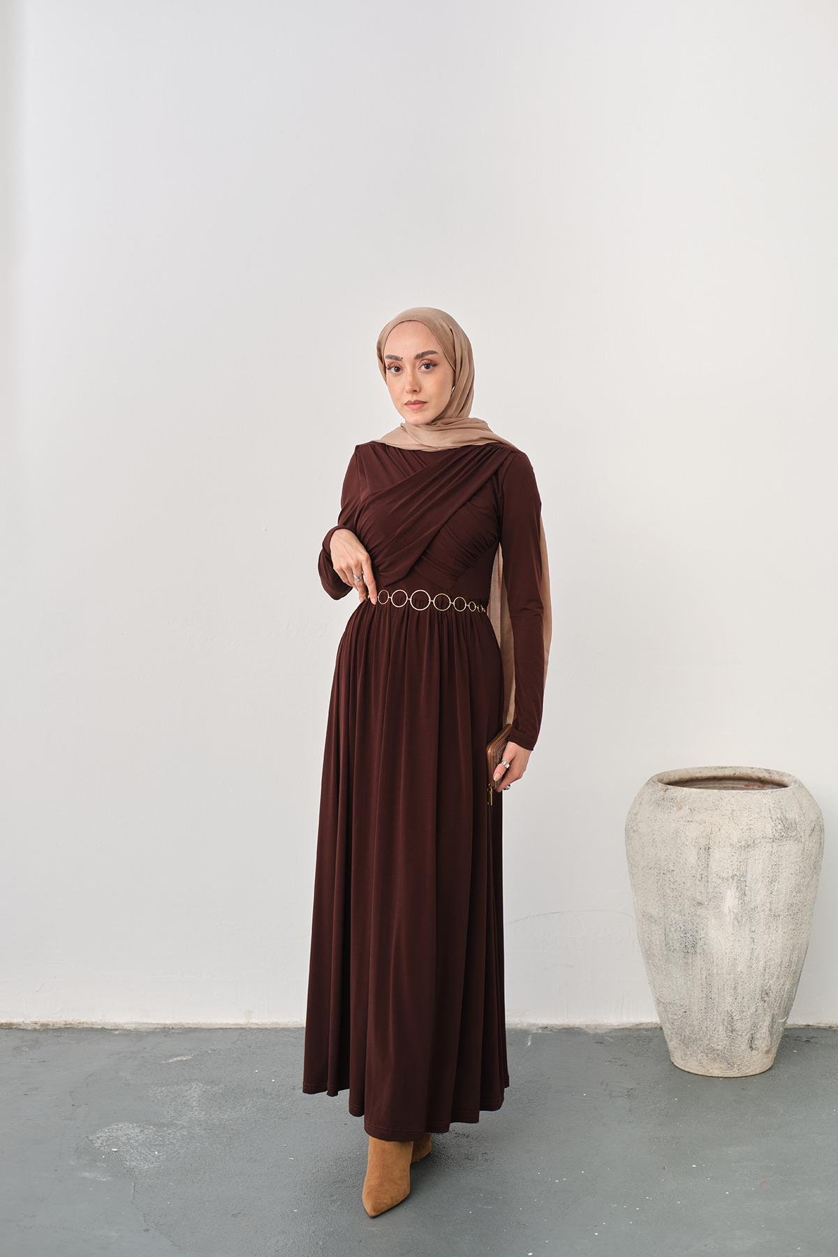 Gold Kemerli Pile Detay Elbise Kahverengi