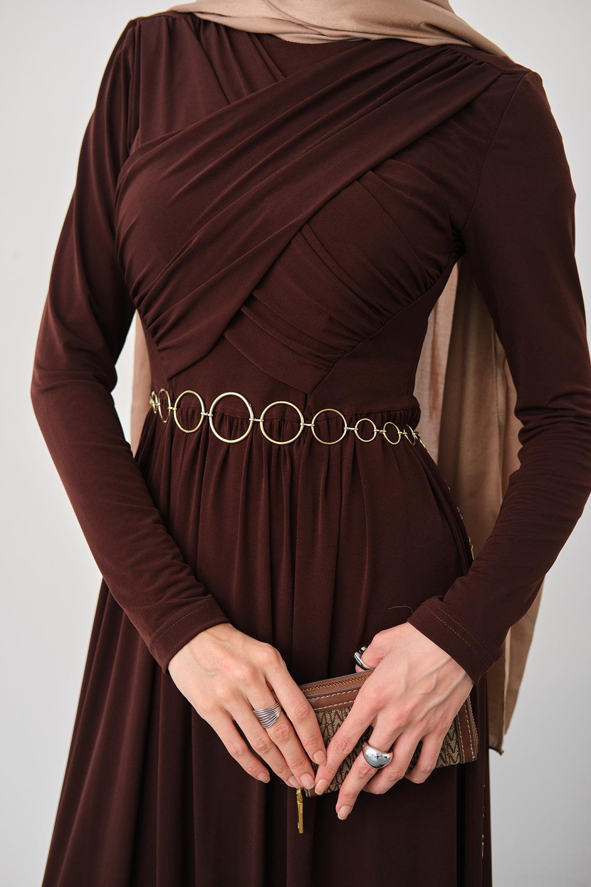 Gold Kemerli Pile Detay Elbise Kahverengi