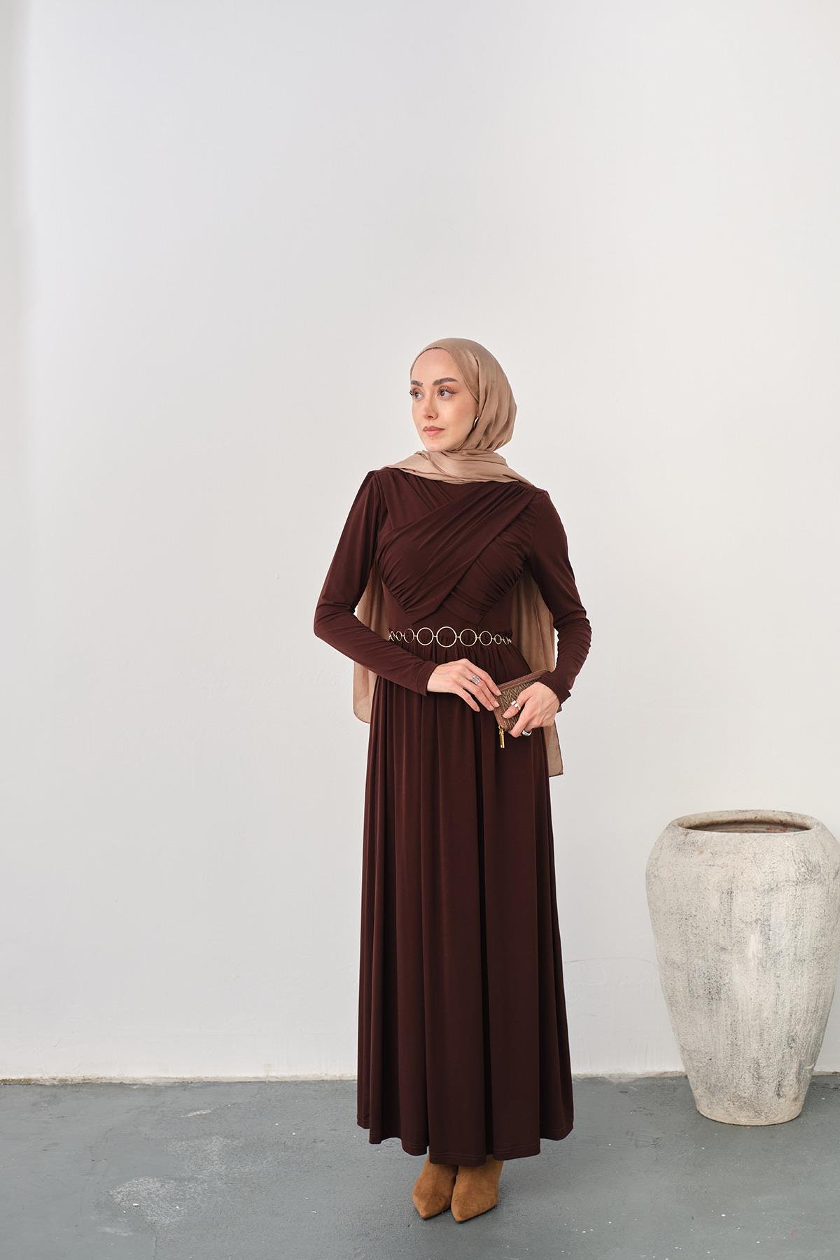 Gold Kemerli Pile Detay Elbise Kahverengi