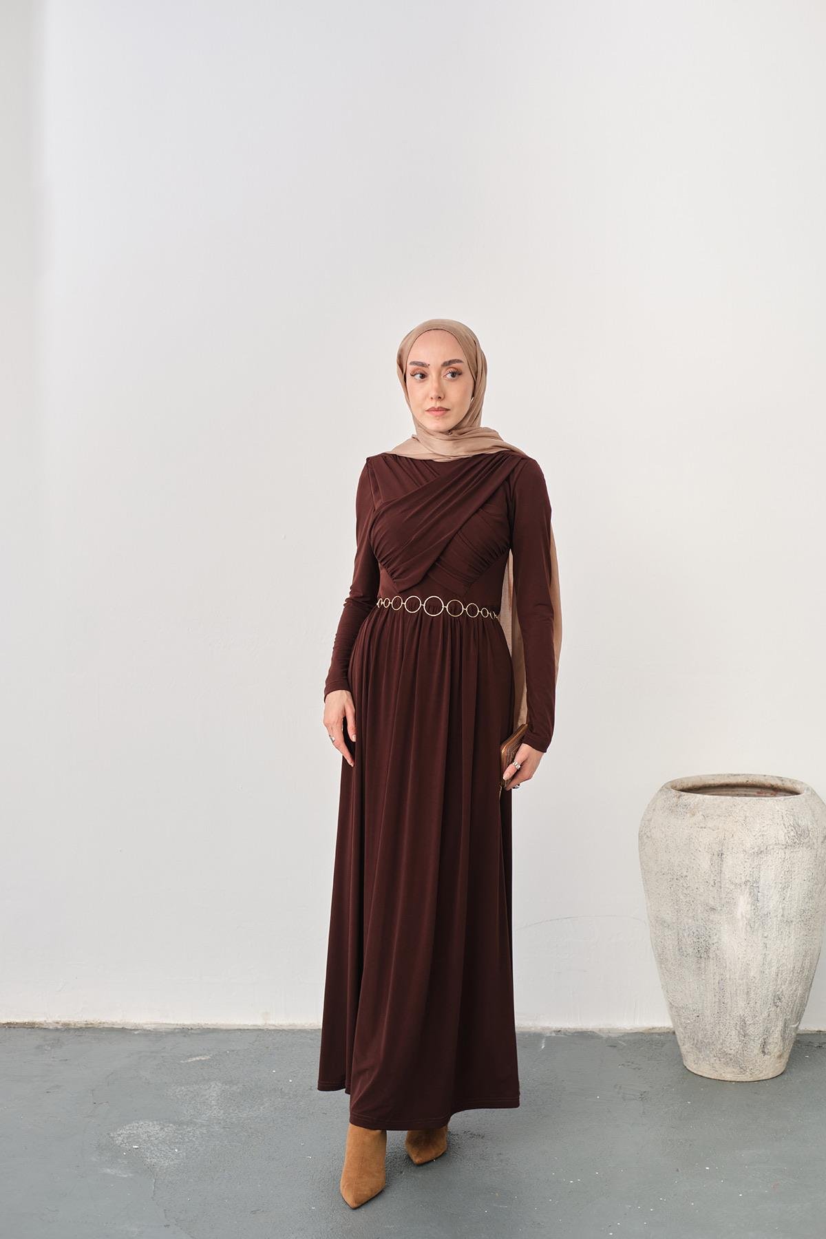 Gold Kemerli Pile Detay Elbise Kahverengi