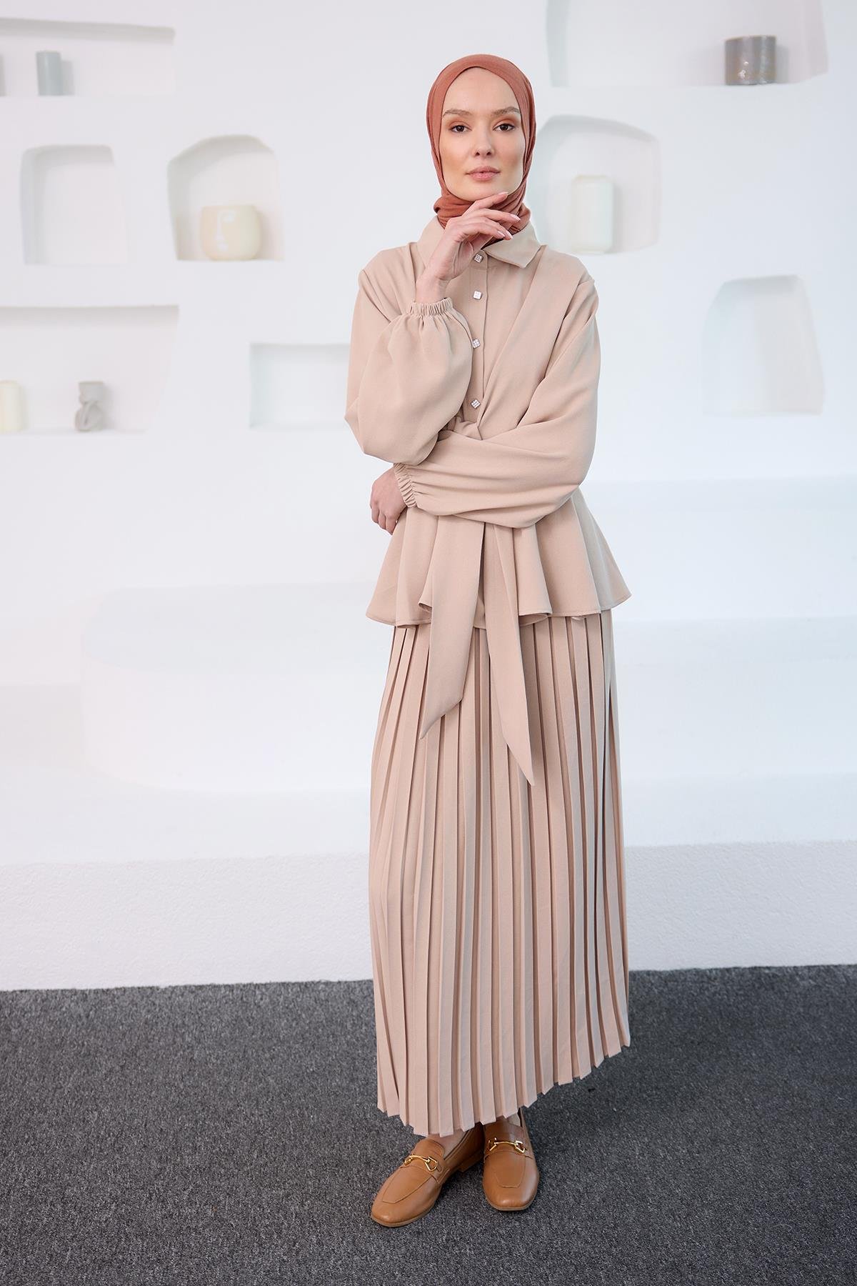 Gömleği Bağlama Detaylı Takım Krem