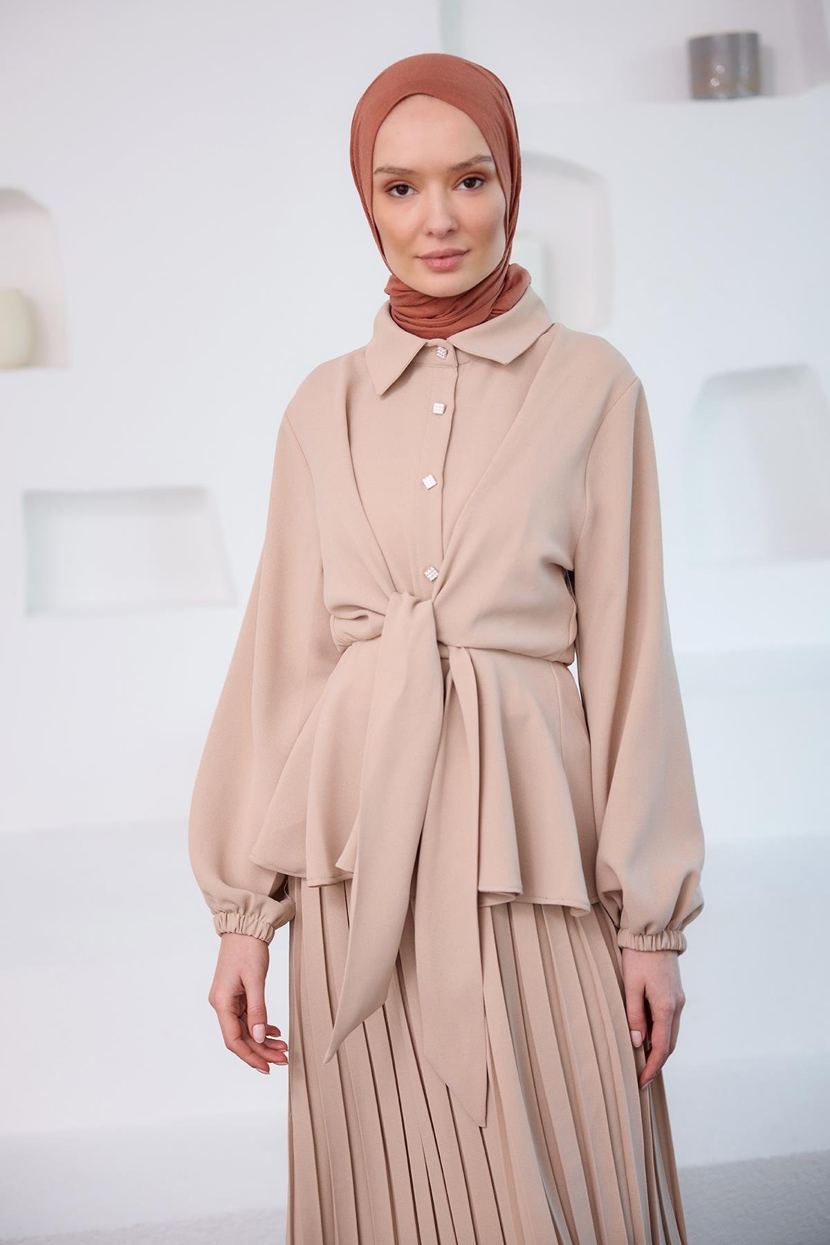 Gömleği Bağlama Detaylı Takım Krem