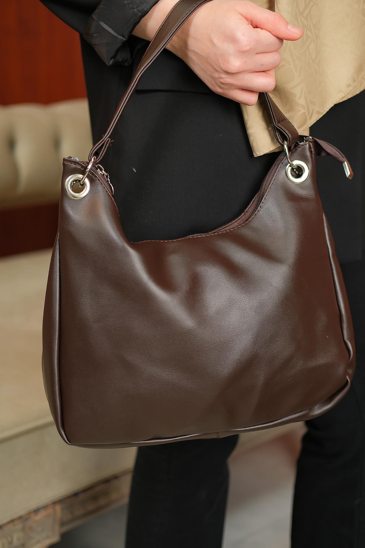 Halka Detay Salaş Omuz Çanta Kahverengi