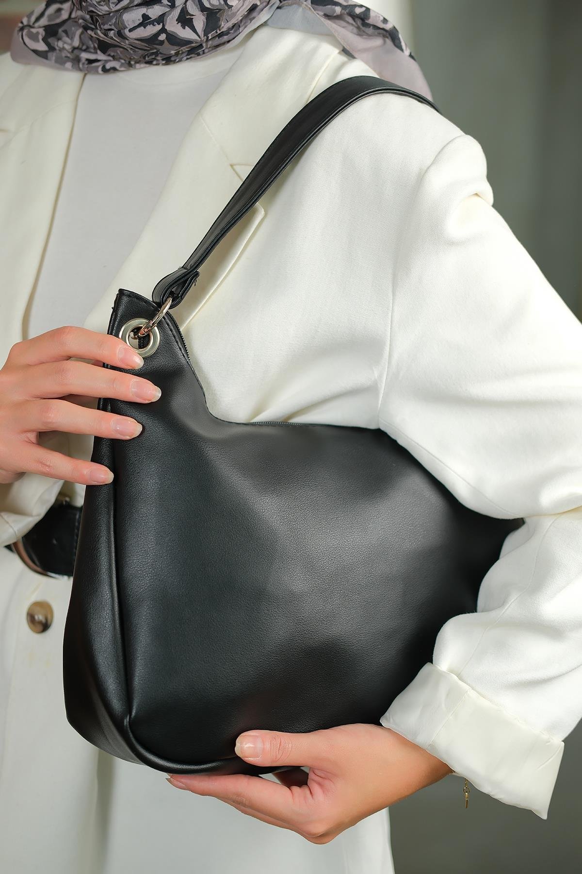 Halka Detay Salaş Omuz Çanta Siyah