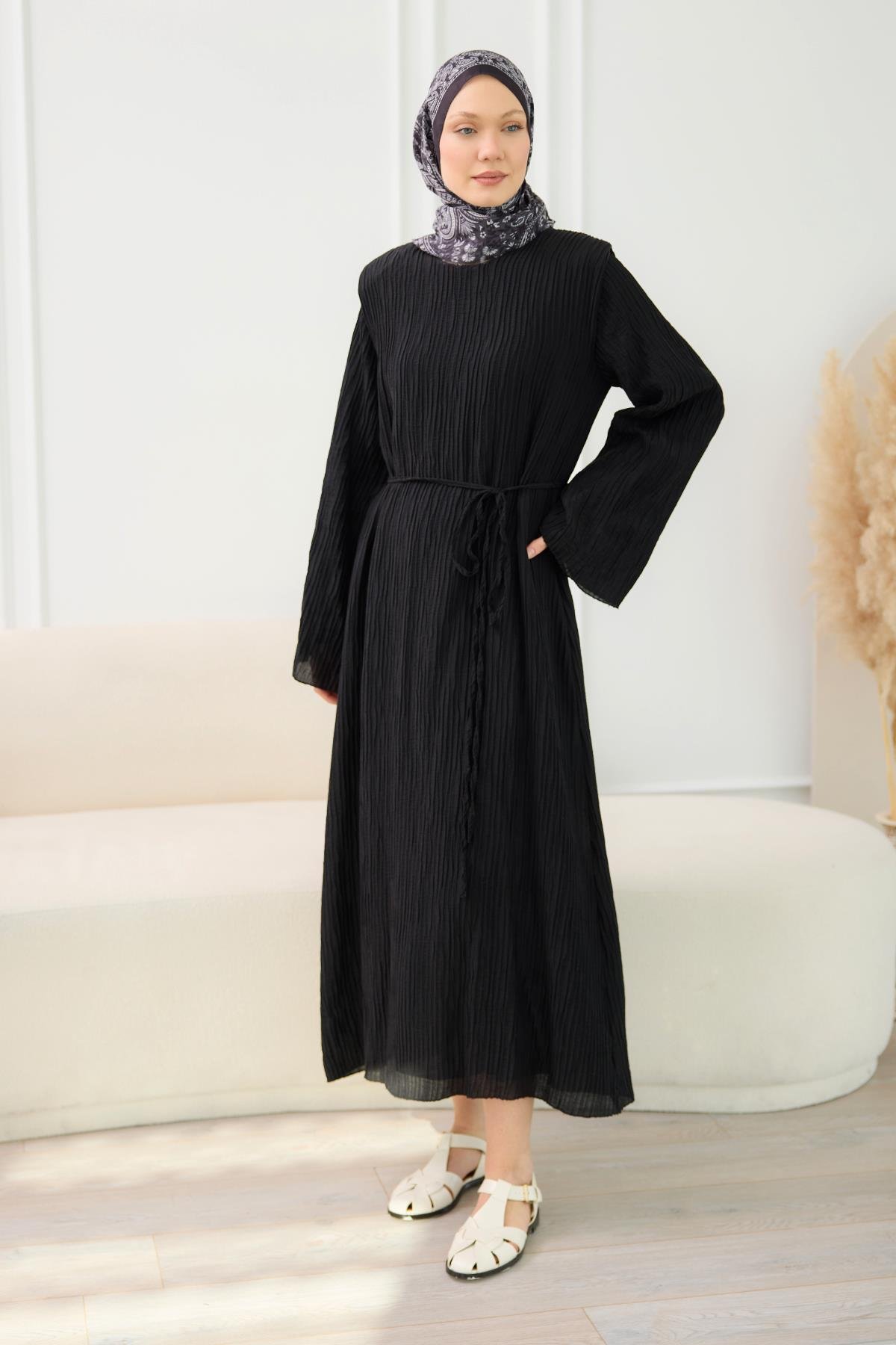 Kabartma Kumaş Vatkalı Elbise Siyah