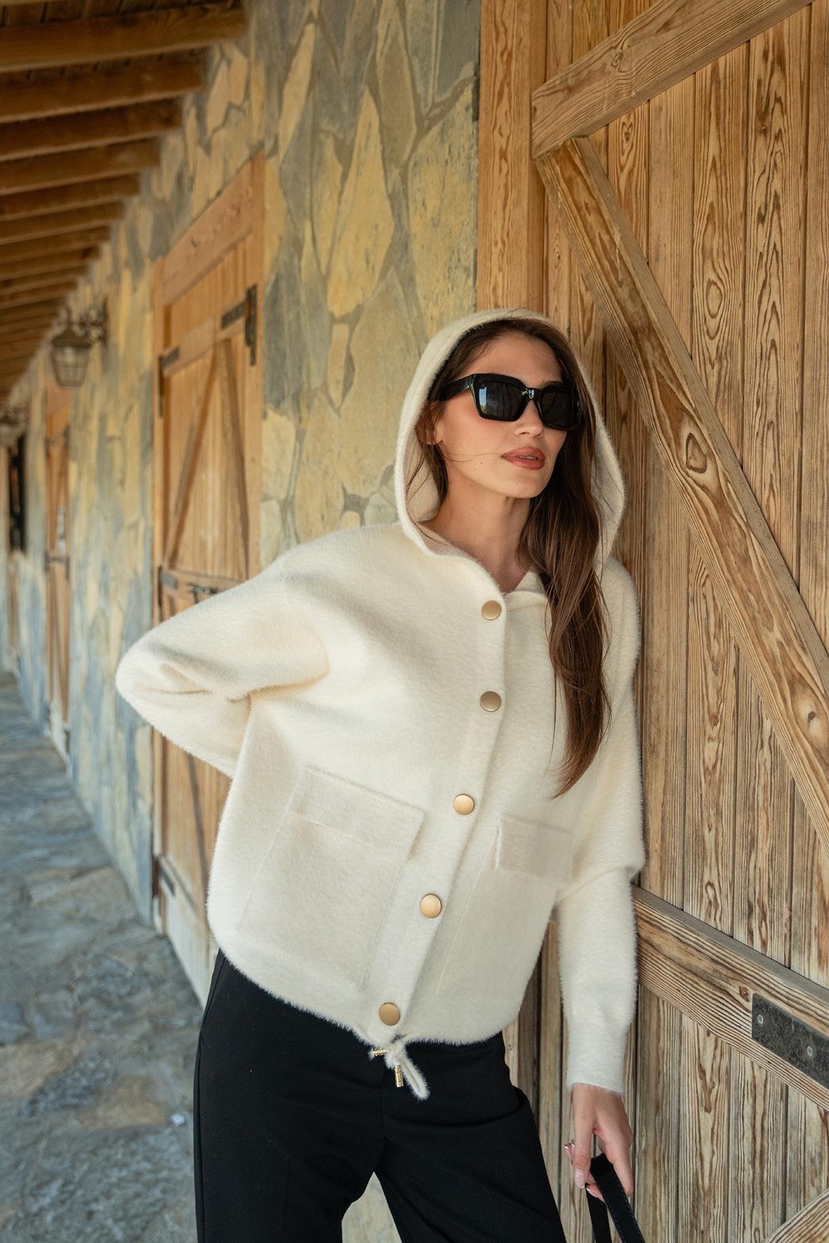 Kaüpşonlu Kısa Triko Ceket Bej