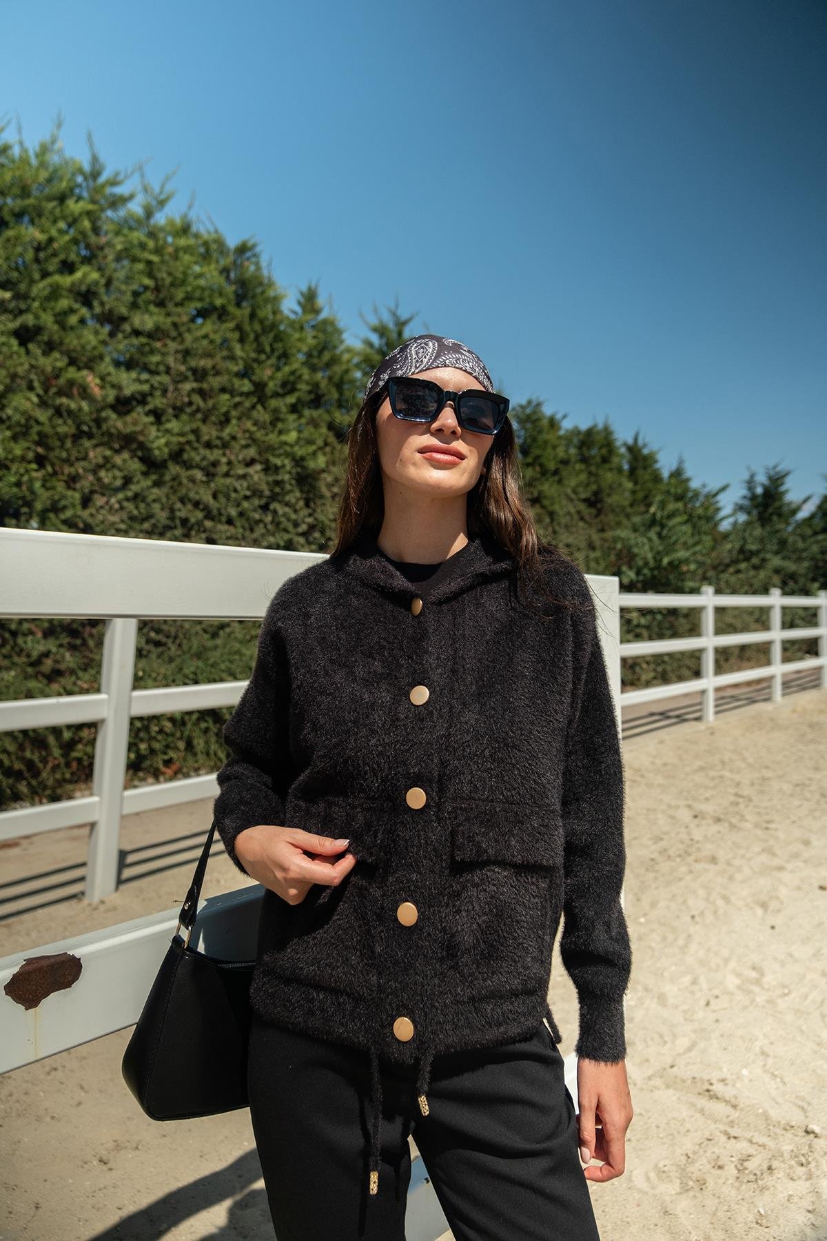 Kaüpşonlu Kısa Triko Ceket Siyah