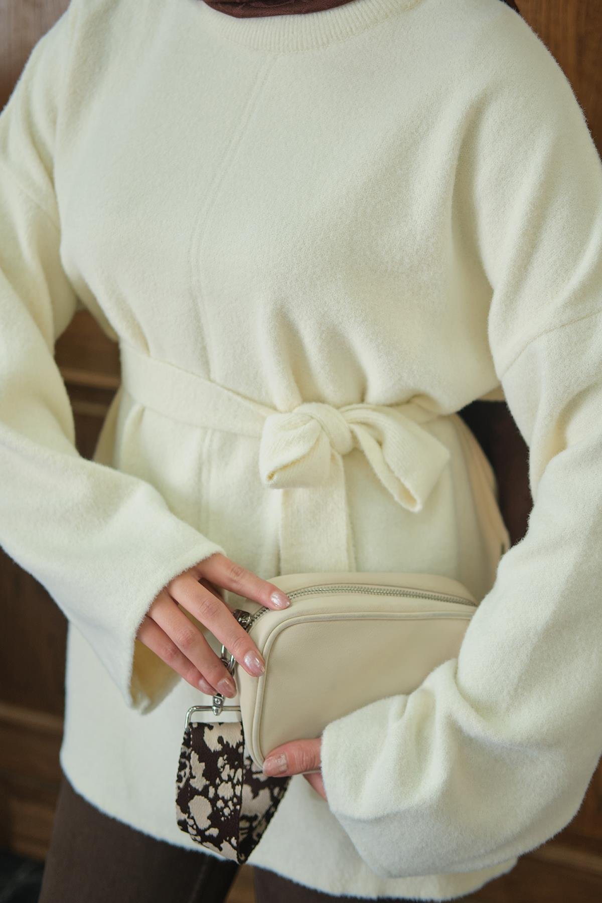 Kemer Detay Peluş Kazak Ekru