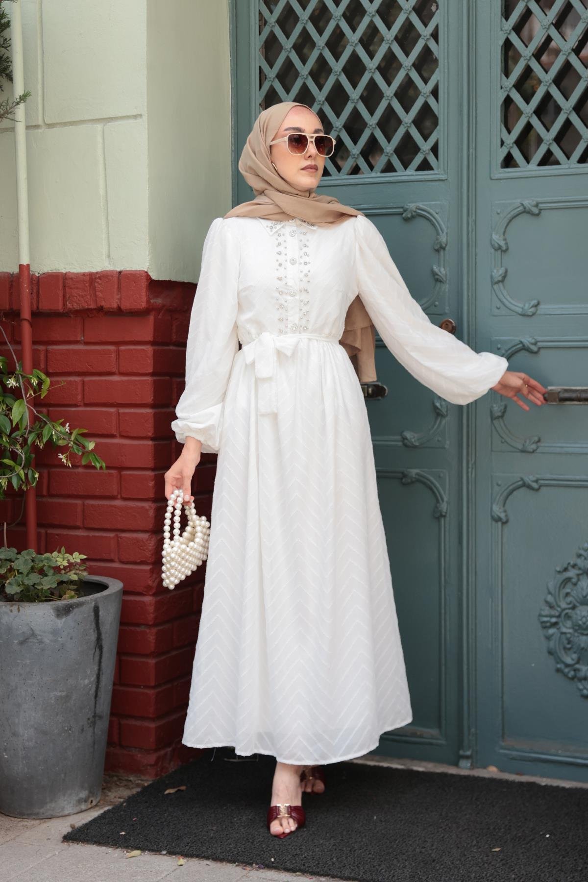 Kendinden Desenli Taş Detay Elbise Beyaz