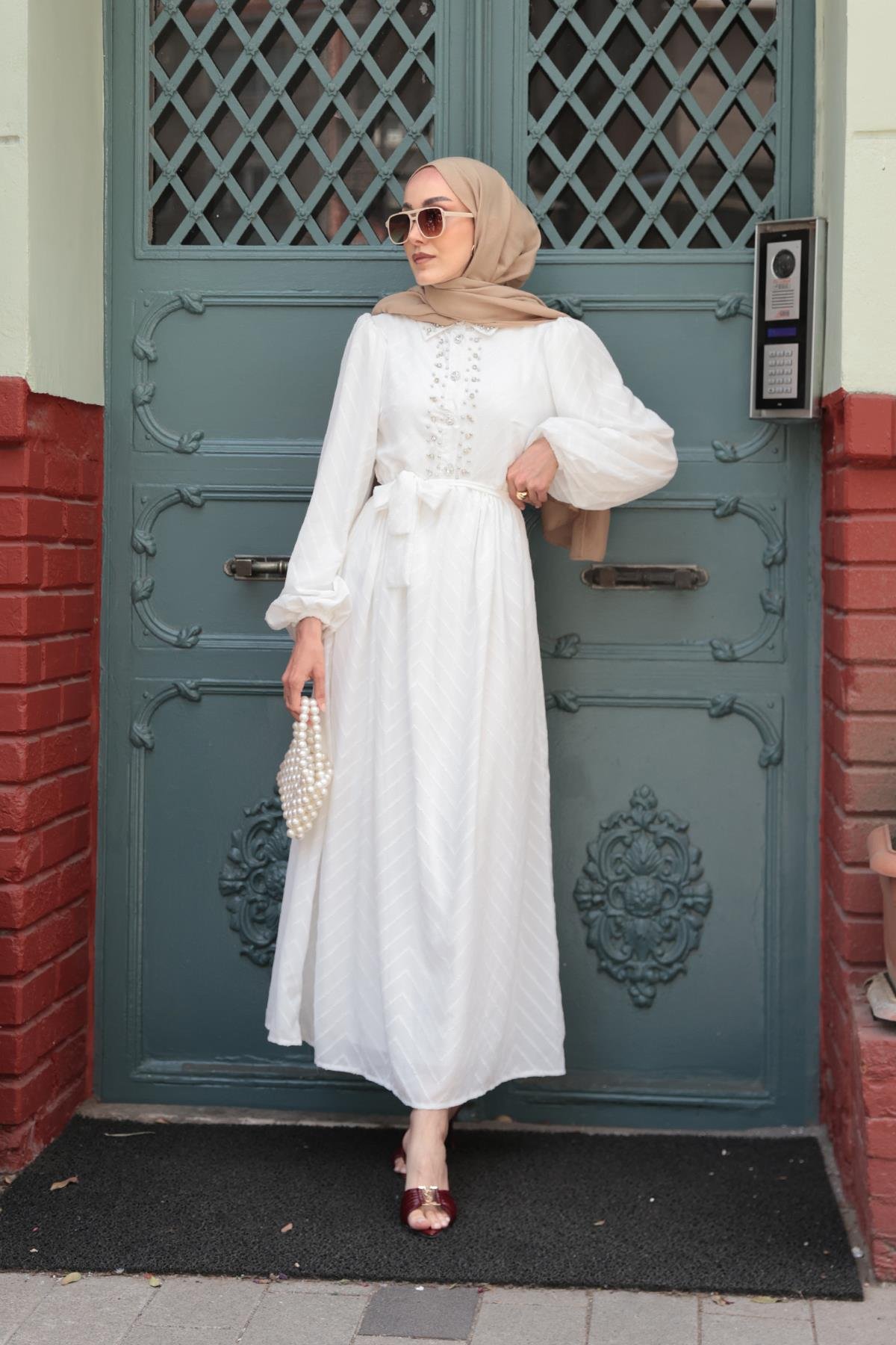 Kendinden Desenli Taş Detay Elbise Beyaz