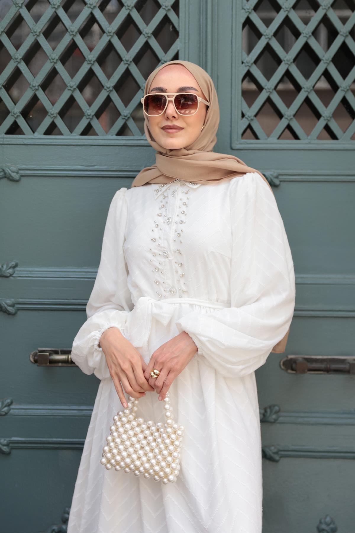 Kendinden Desenli Taş Detay Elbise Beyaz