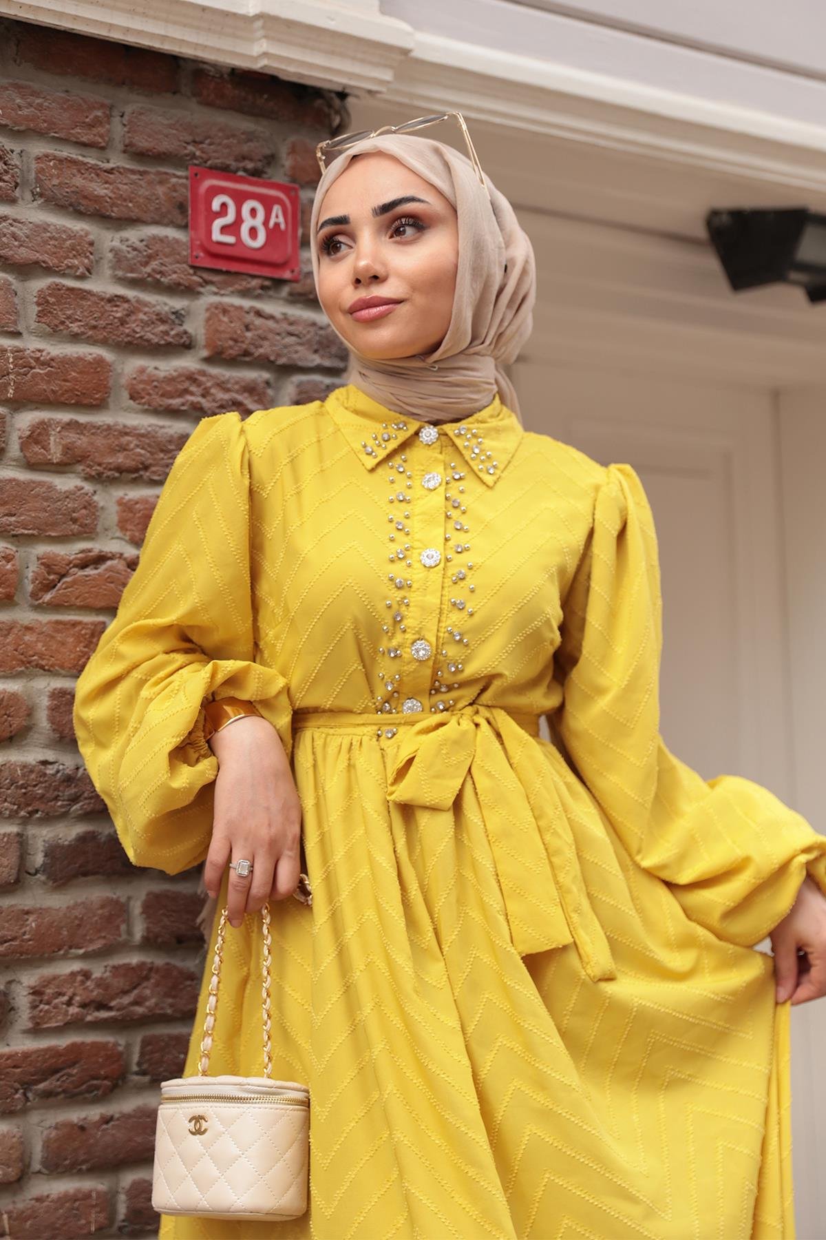 Kendinden Desenli Taş Detay Elbise Sarı