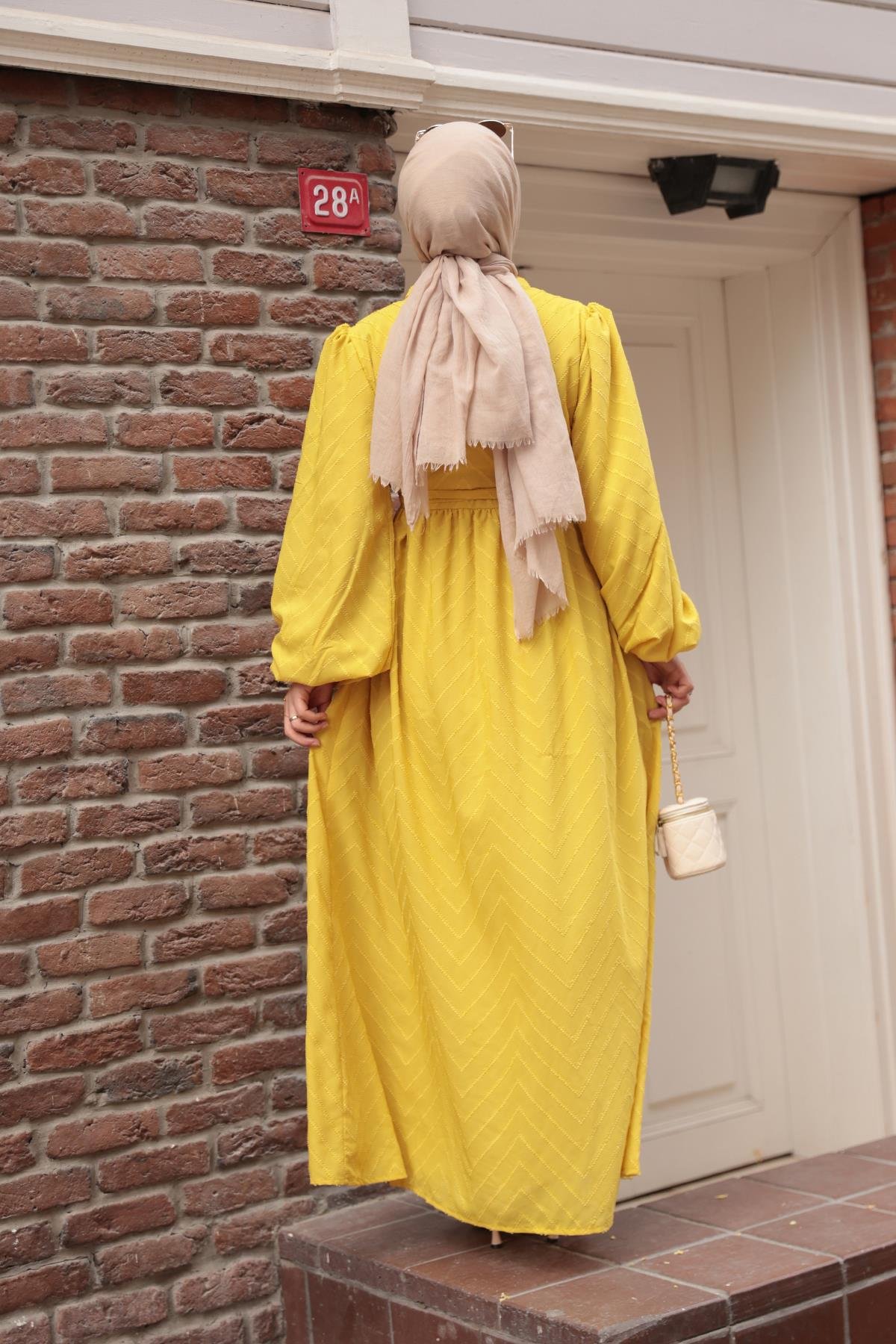 Kendinden Desenli Taş Detay Elbise Sarı