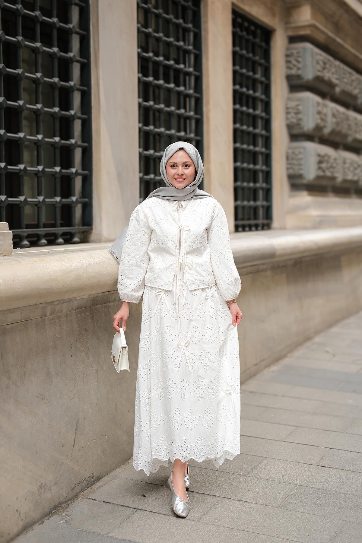 Kendinden Desenli Taş Detaylı Takım Beyaz