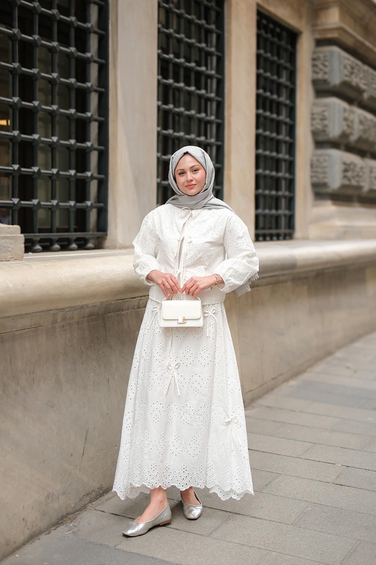 Kendinden Desenli Taş Detaylı Takım Beyaz