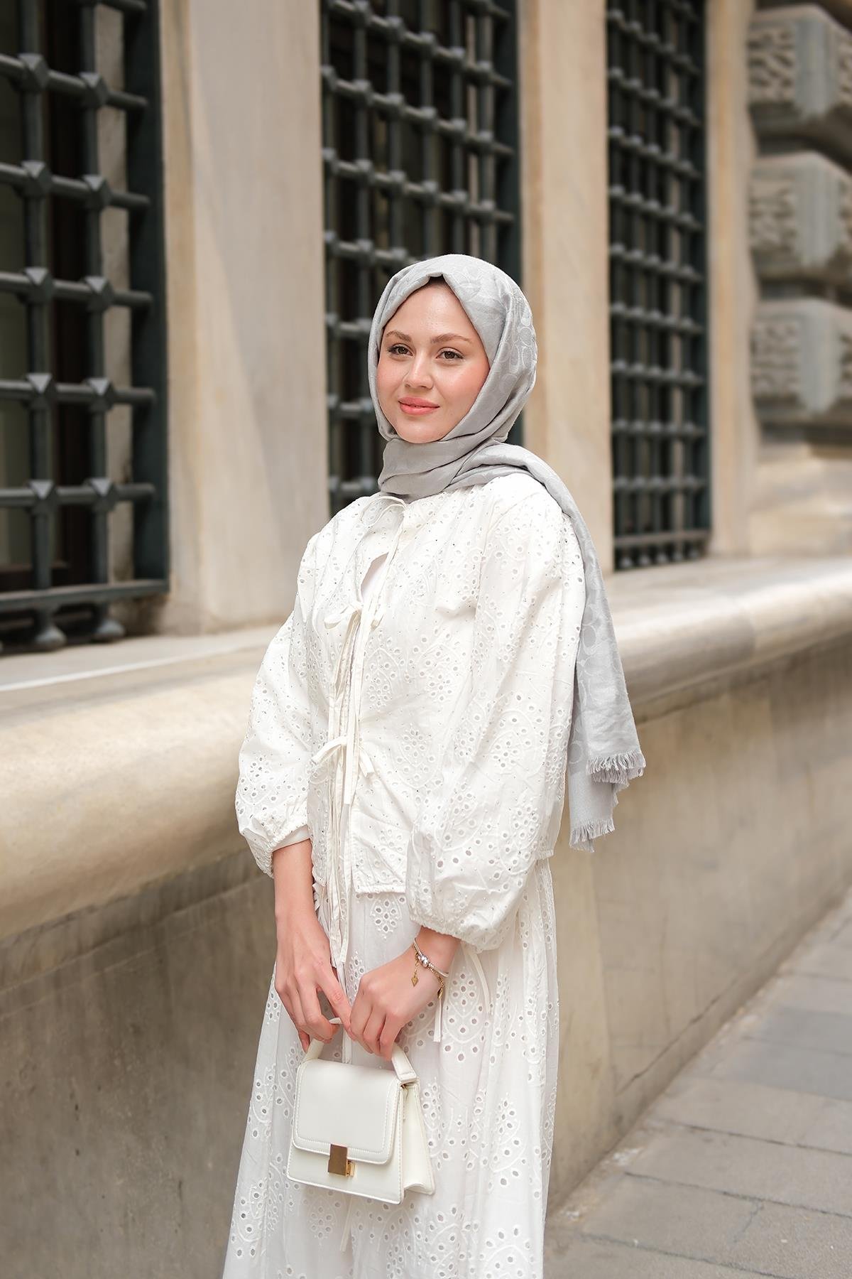 Kendinden Desenli Taş Detaylı Takım Beyaz