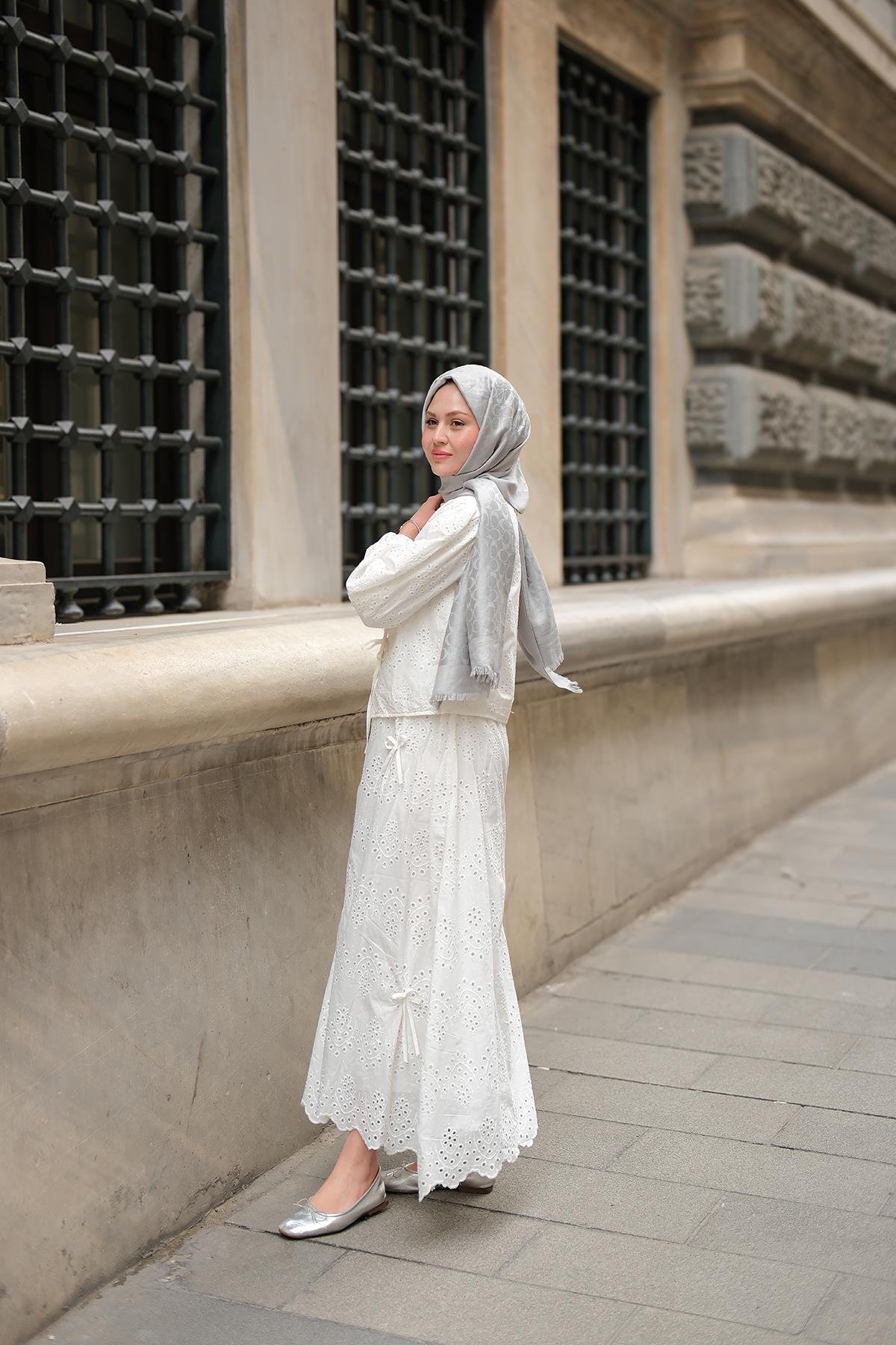 Kendinden Desenli Taş Detaylı Takım Beyaz