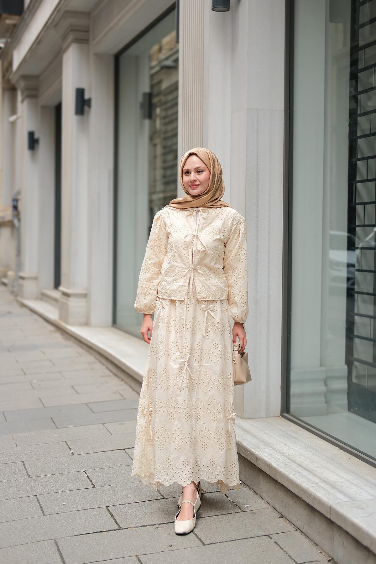 Kendinden Desenli Taş Detaylı Takım Krem