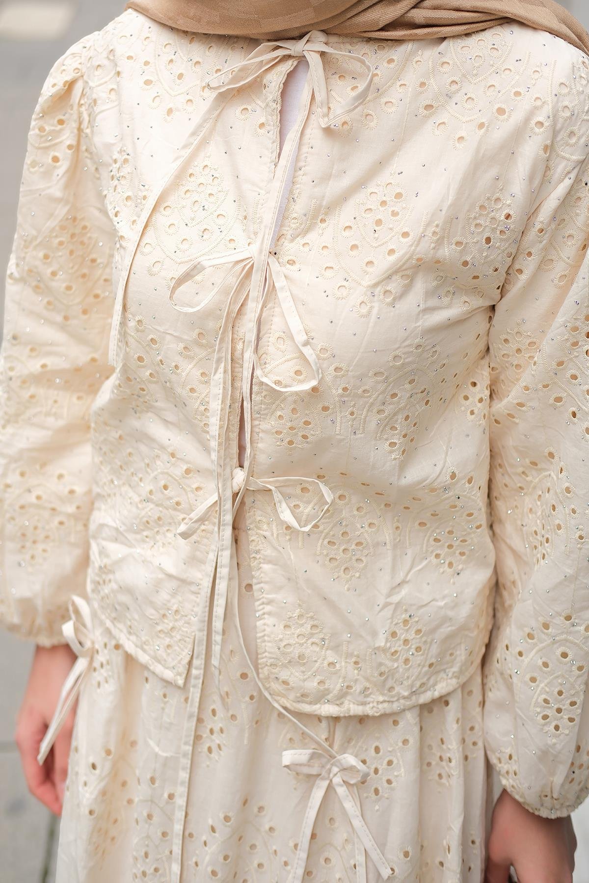 Kendinden Desenli Taş Detaylı Takım Krem