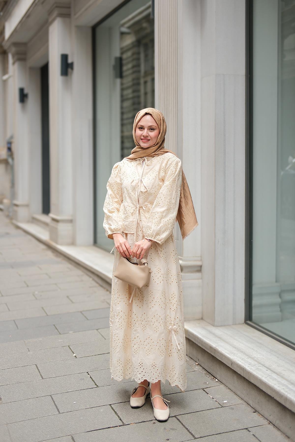 Kendinden Desenli Taş Detaylı Takım Krem