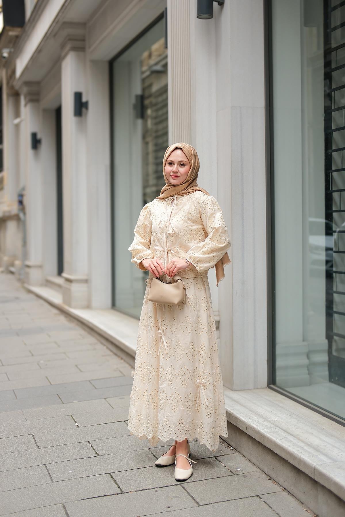 Kendinden Desenli Taş Detaylı Takım Krem