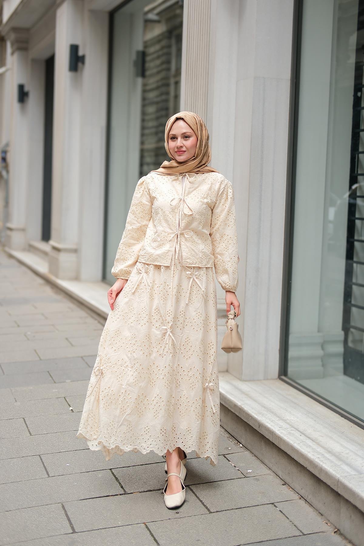 Kendinden Desenli Taş Detaylı Takım Krem