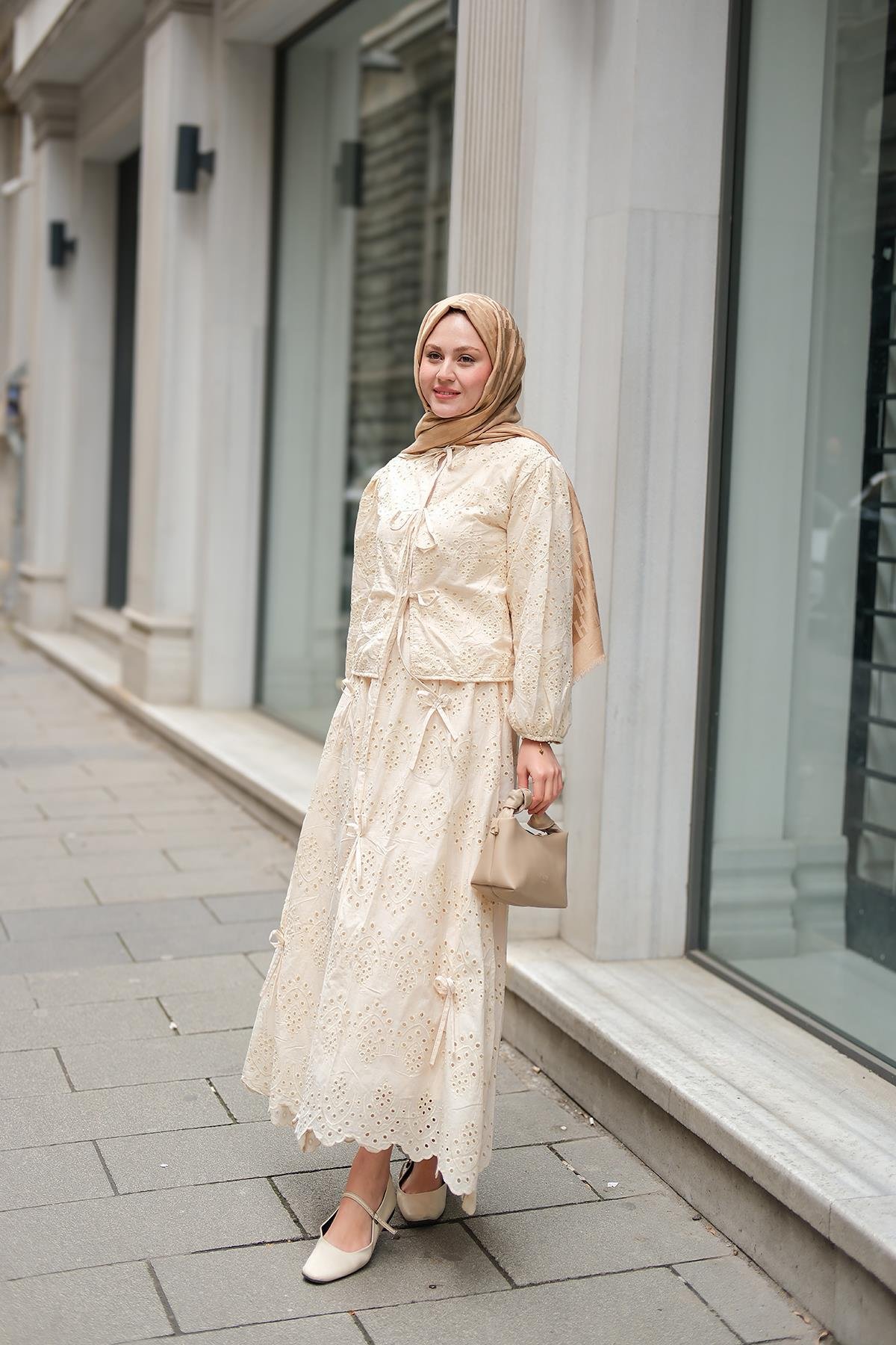 Kendinden Desenli Taş Detaylı Takım Krem