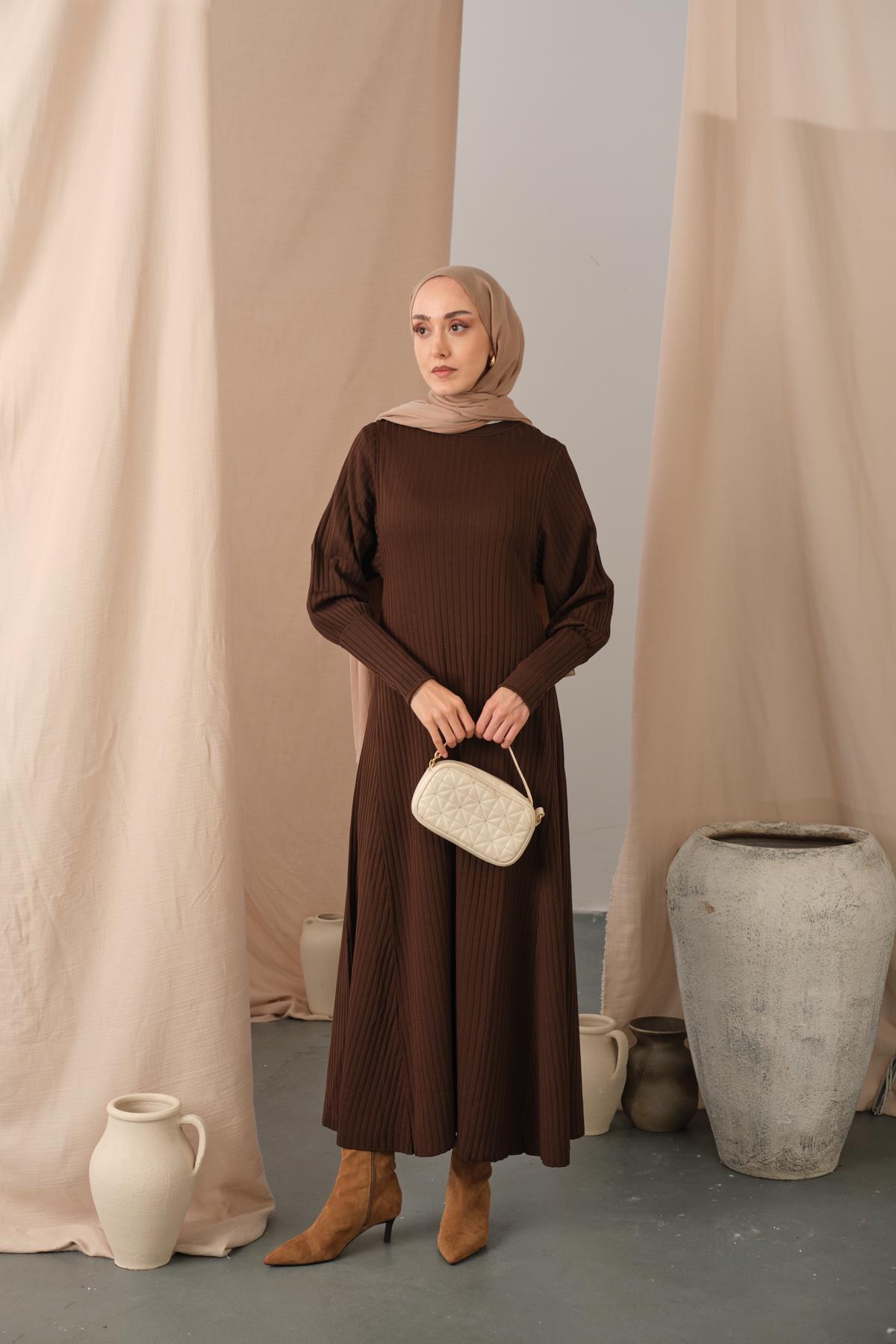 Kendinden Desenli Triko Elbise Kahverengi