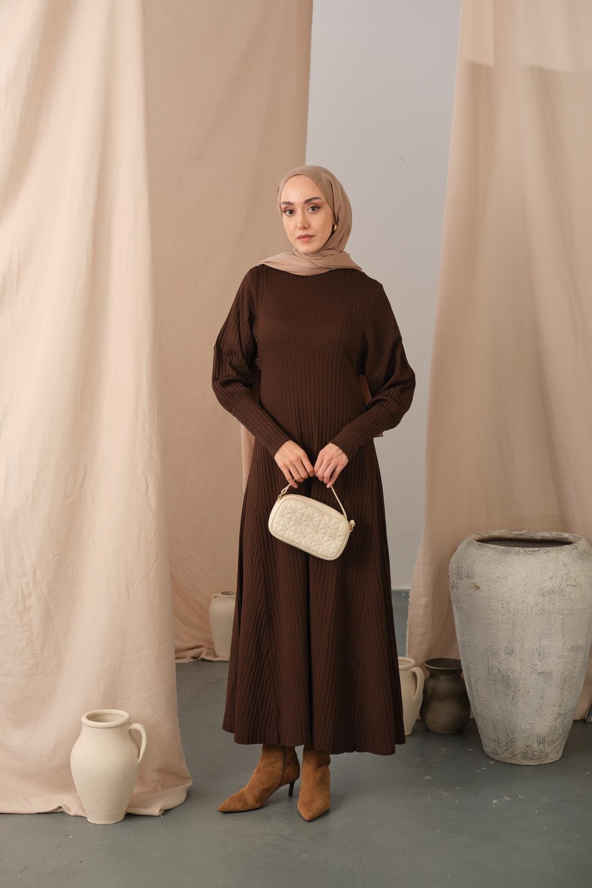 Kendinden Desenli Triko Elbise Kahverengi