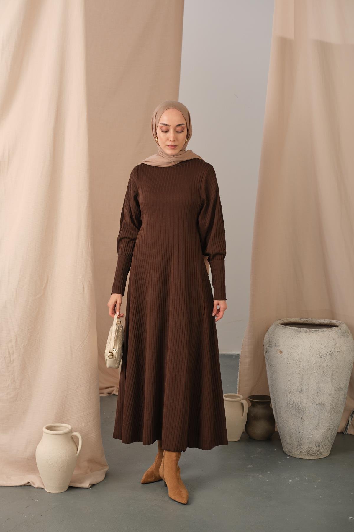 Kendinden Desenli Triko Elbise Kahverengi