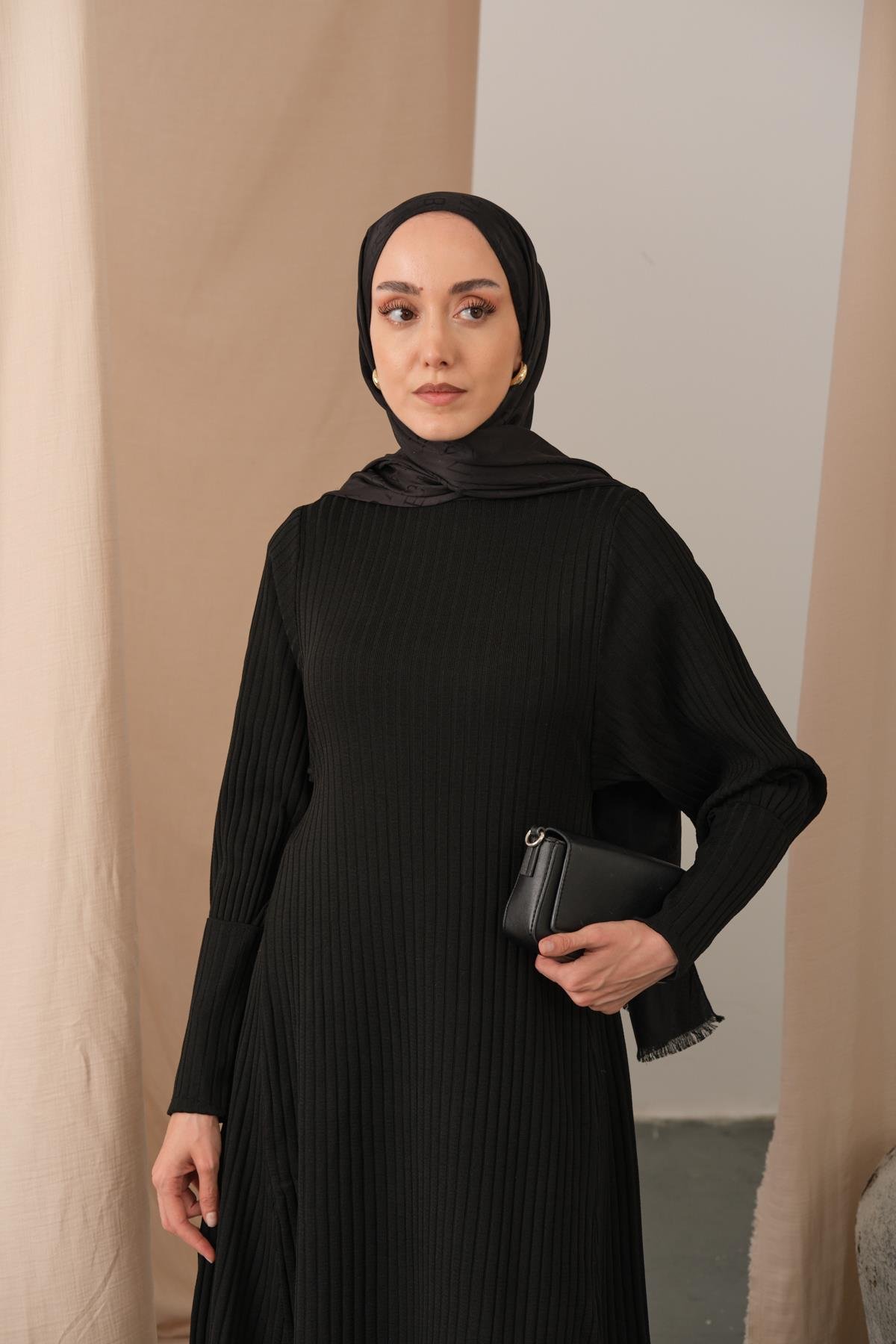 Kendinden Desenli Triko Elbise Siyah