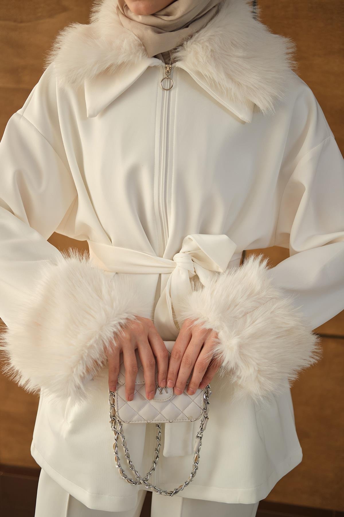 Kolları Ve Yakası Kürk Detay Takım Beyaz