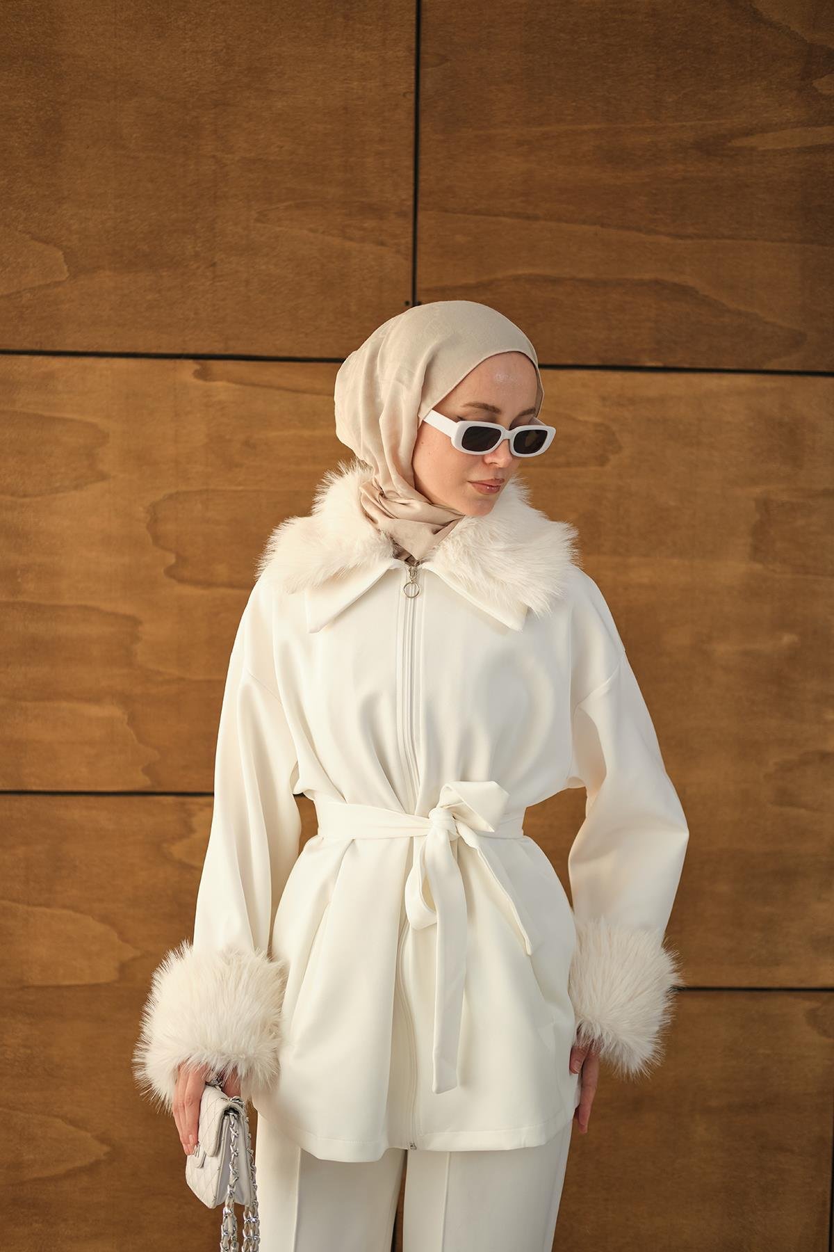 Kolları Ve Yakası Kürk Detay Takım Beyaz