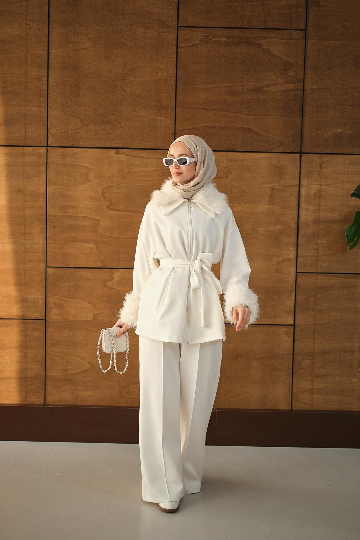 Kolları Ve Yakası Kürk Detay Takım Beyaz