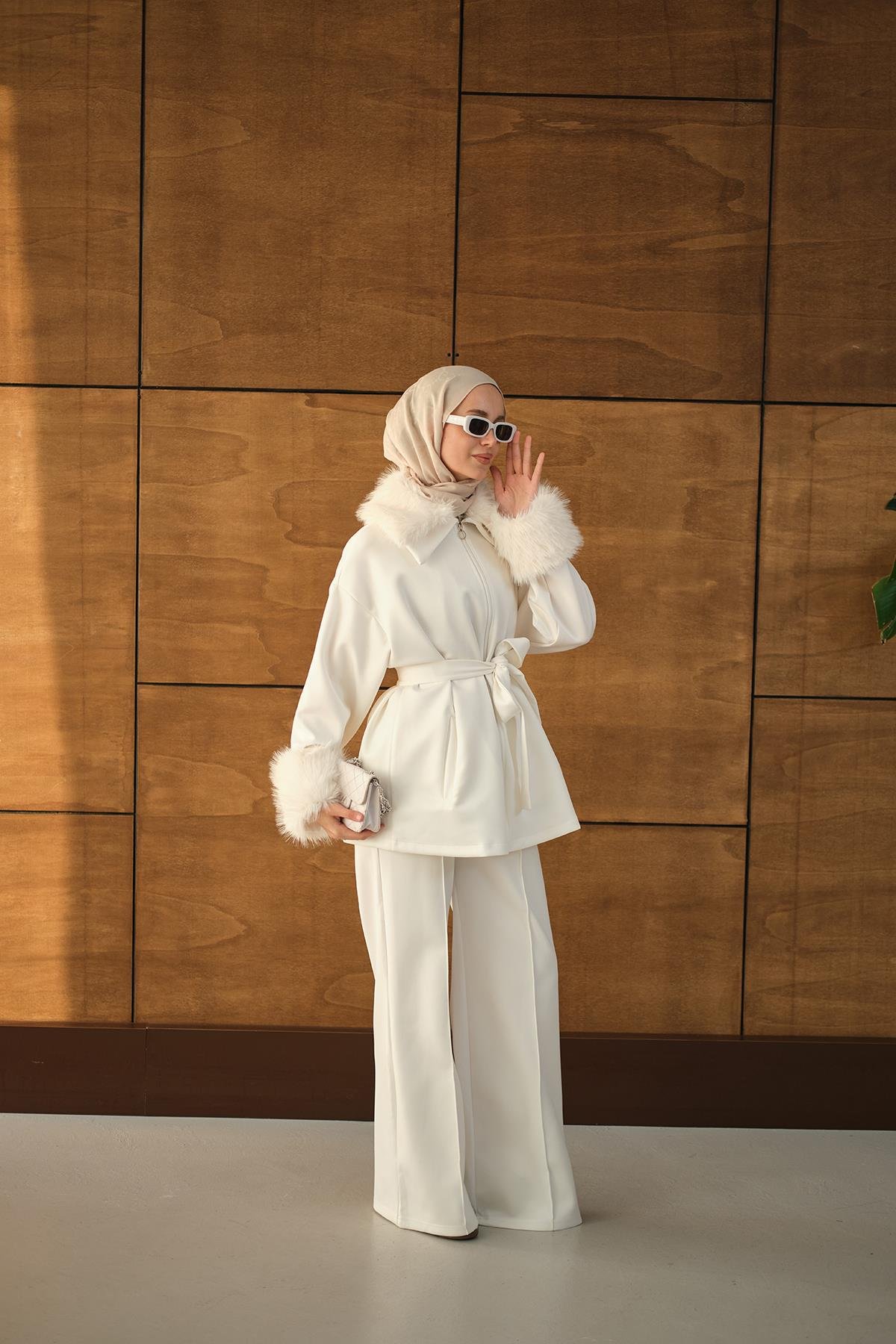 Kolları Ve Yakası Kürk Detay Takım Beyaz