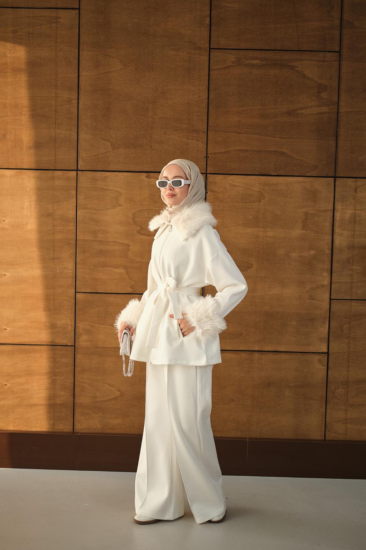 Kolları Ve Yakası Kürk Detay Takım Beyaz