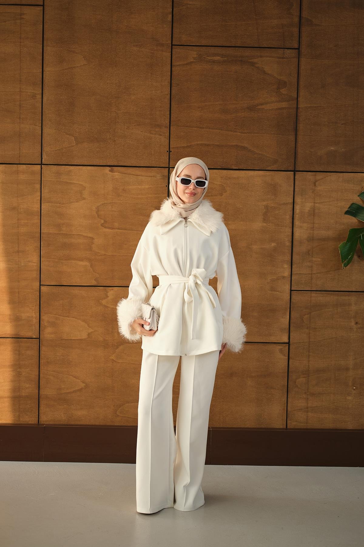 Kolları Ve Yakası Kürk Detay Takım Beyaz