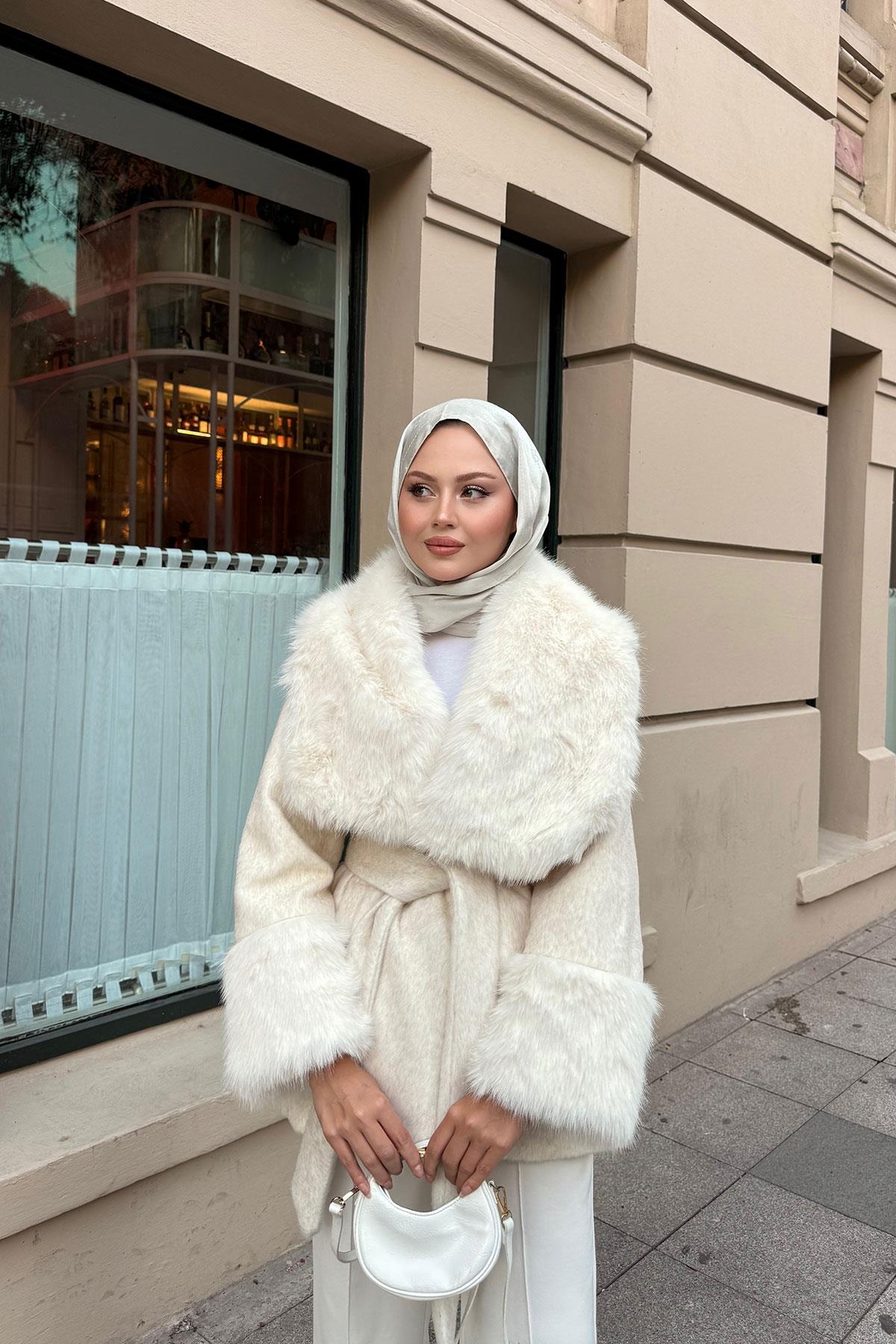 Kürk Detay Bel Bağlamalı Kısa Kaban Krem