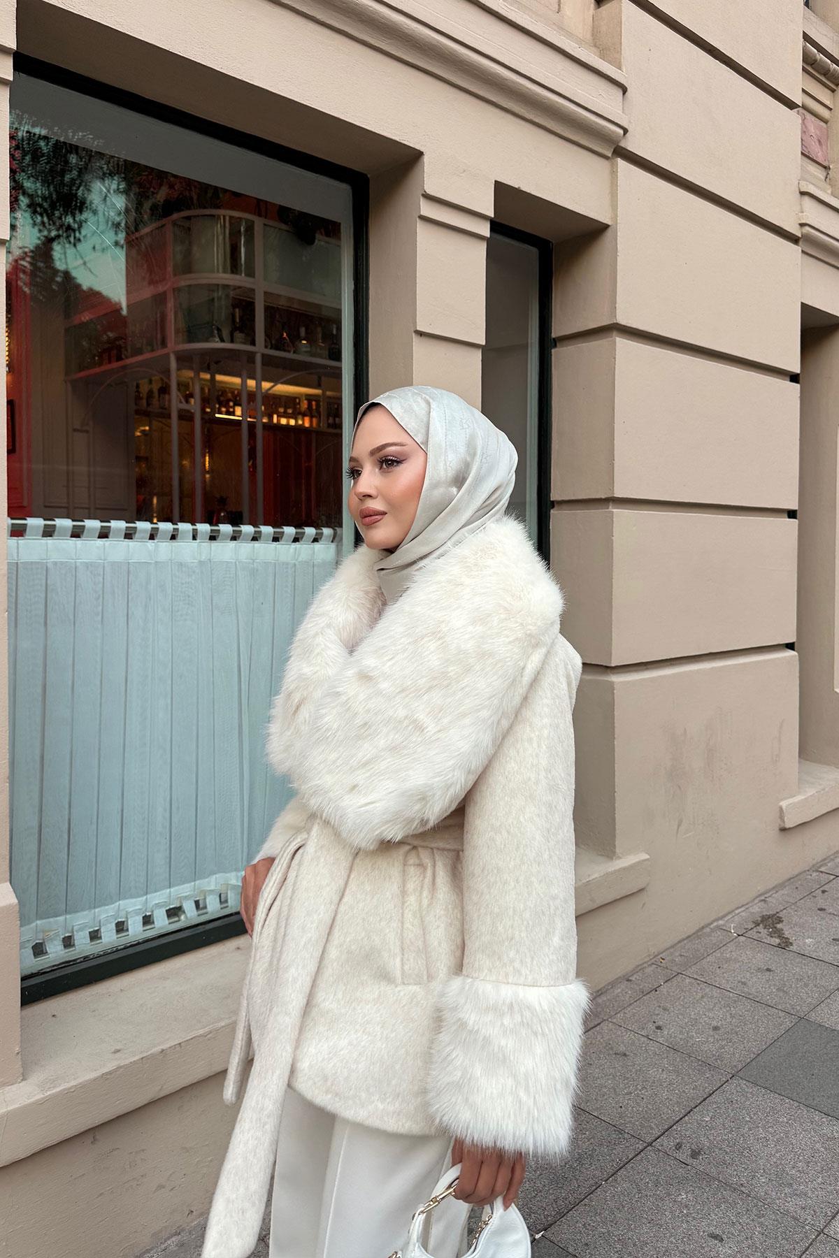 Kürk Detay Bel Bağlamalı Kısa Kaban Krem