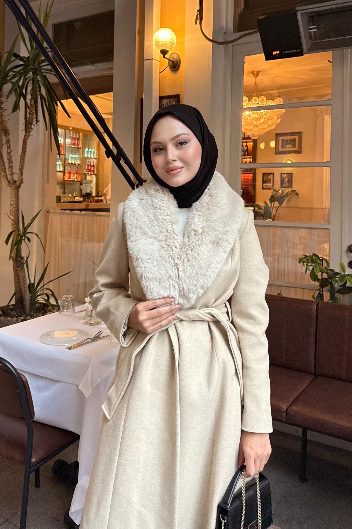 Kürk Yaka Detay Midi Boy Kruvaze Kaban Krem