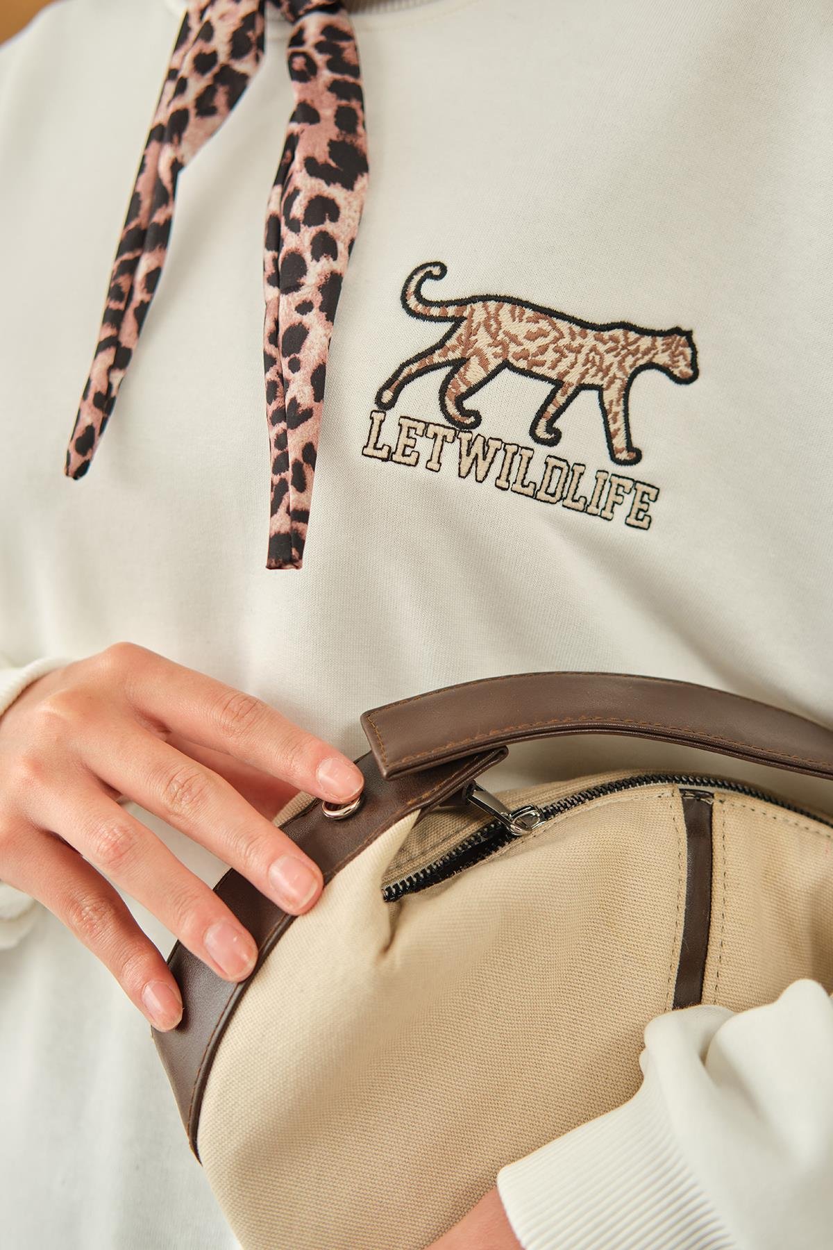 Leopar Fular Detay Sweat Beyaz