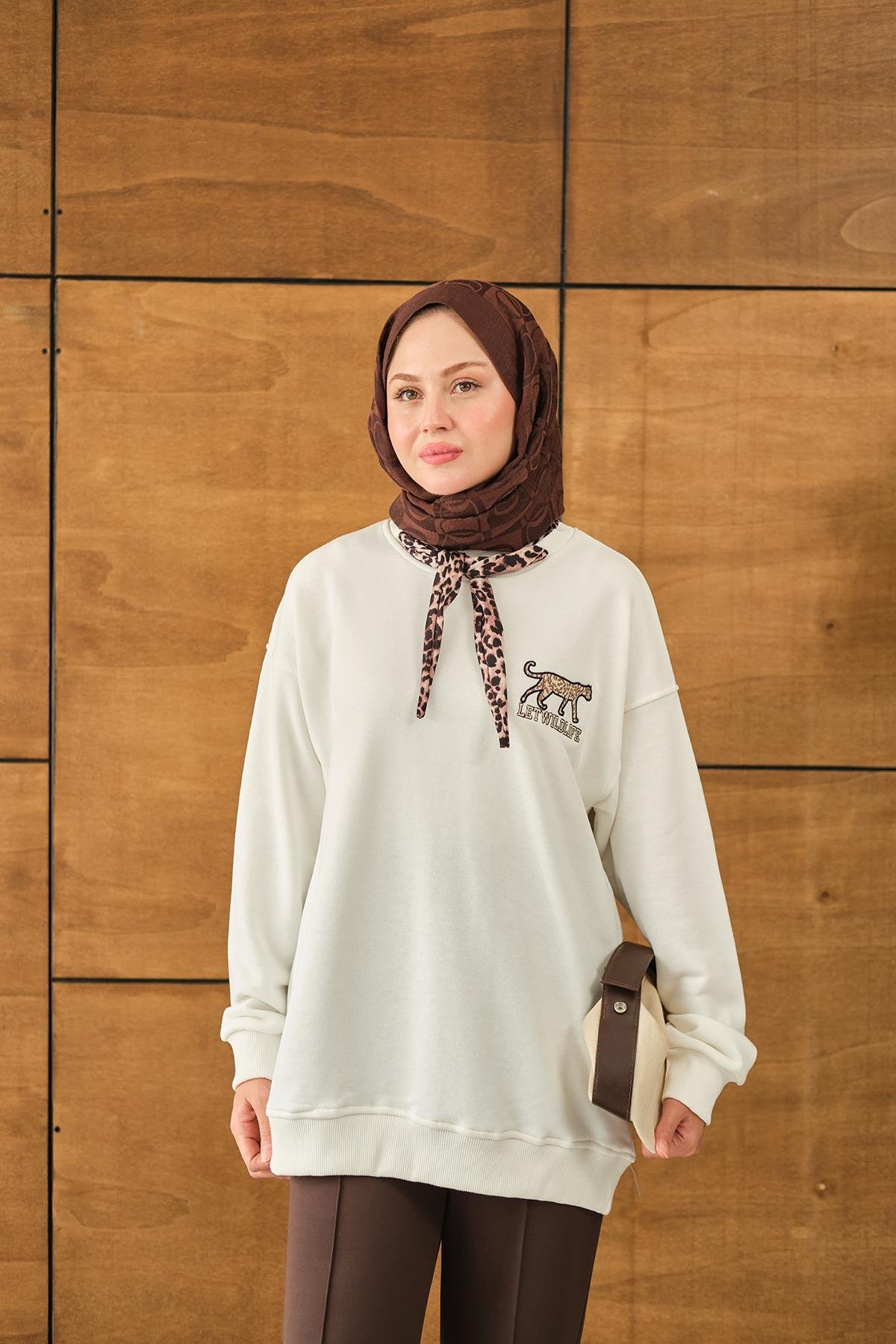 Leopar Fular Detay Sweat Beyaz