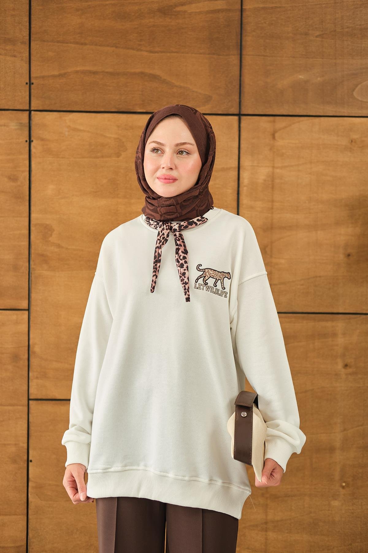 Leopar Fular Detay Sweat Beyaz